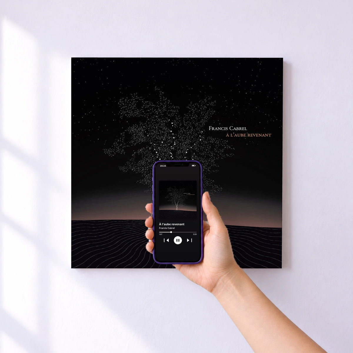 Affiche connectée À l'aube revenant de Francis Cabrel au mur : l'album se lance en approchant le téléphone