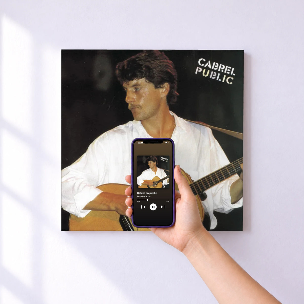 Affiche connectée Cabrel en public de Francis Cabrel au mur : l'album se lance en approchant le téléphone
