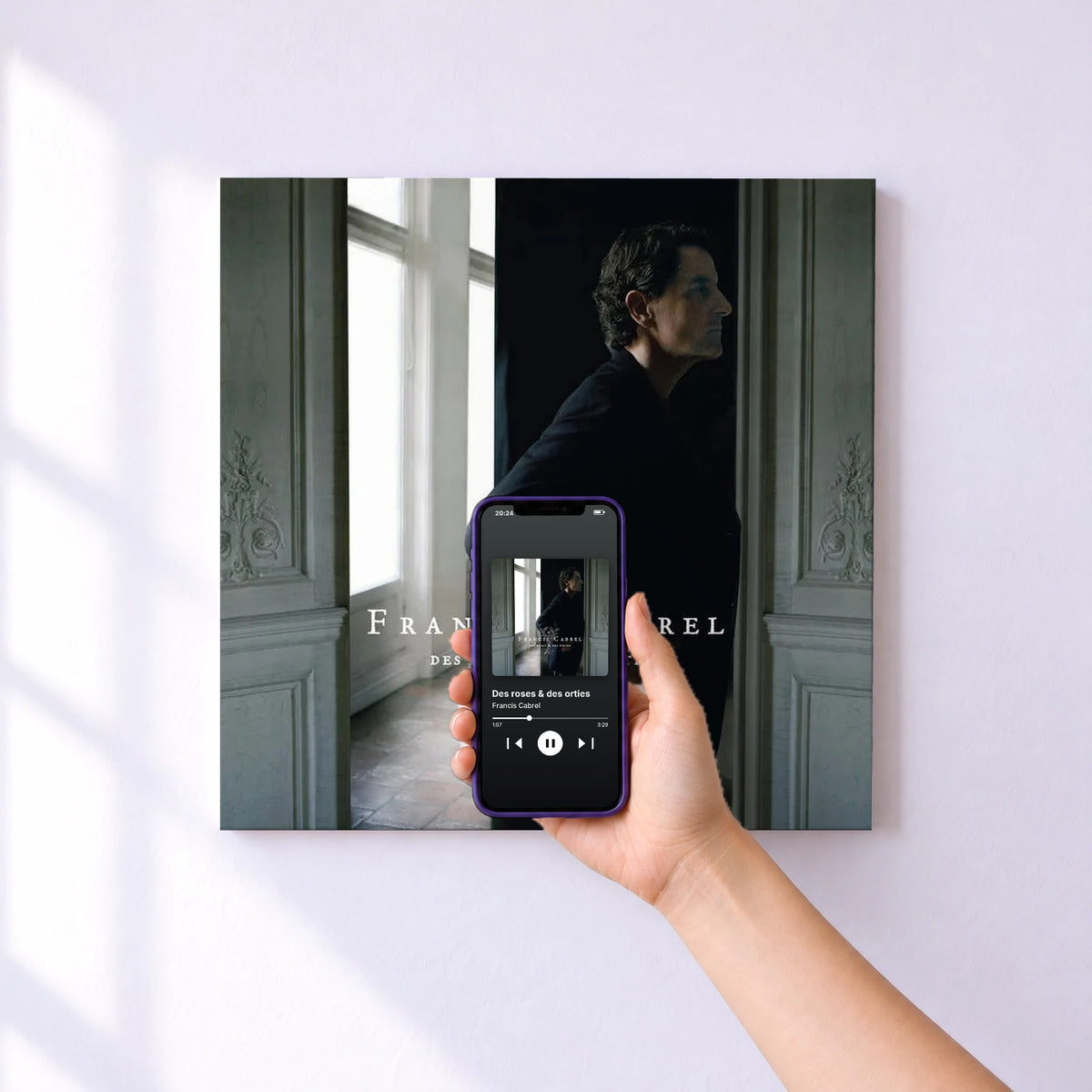 Affiche connectée Des roses & des orties de Francis Cabrel au mur : l'album se lance en approchant le téléphone