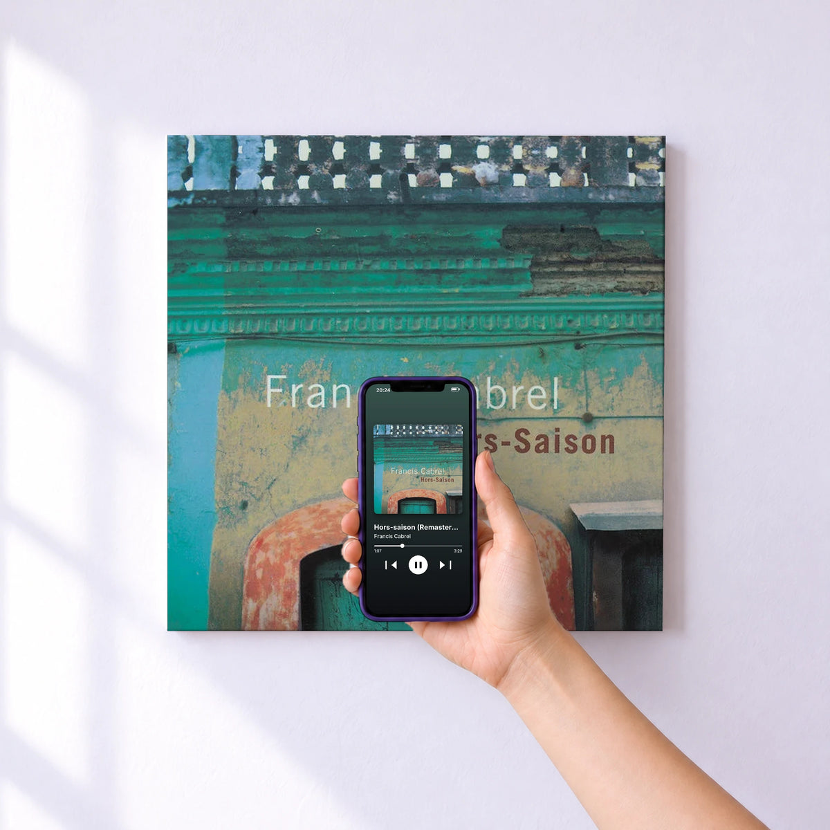 Affiche connectée Hors-saison (Remastered) de Francis Cabrel au mur : l'album se lance en approchant le téléphone