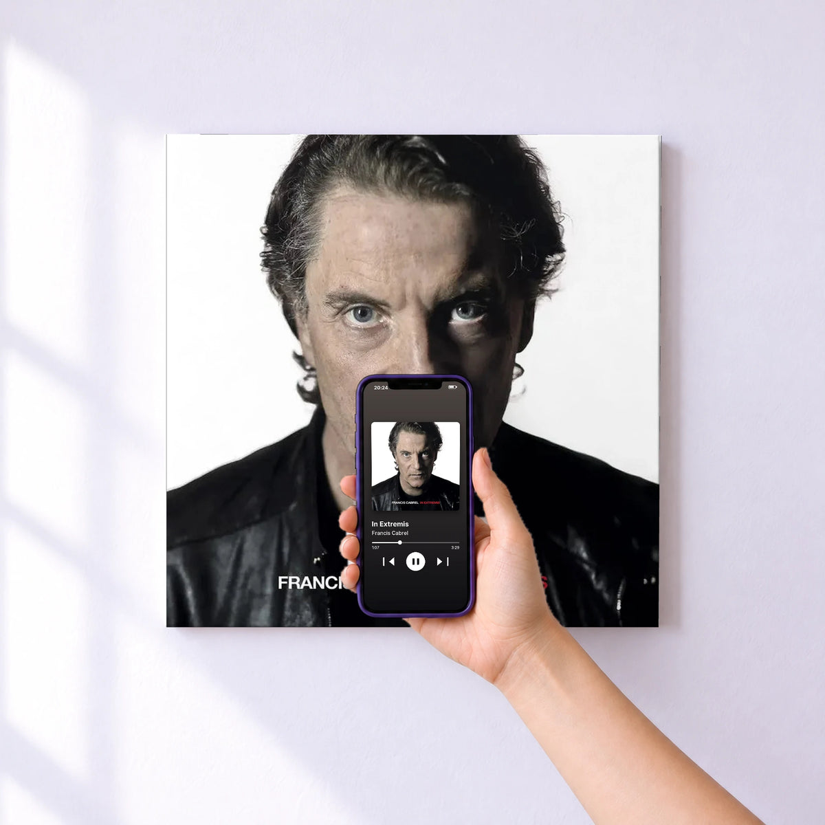 Affiche connectée In Extremis de Francis Cabrel au mur : l'album se lance en approchant le téléphone