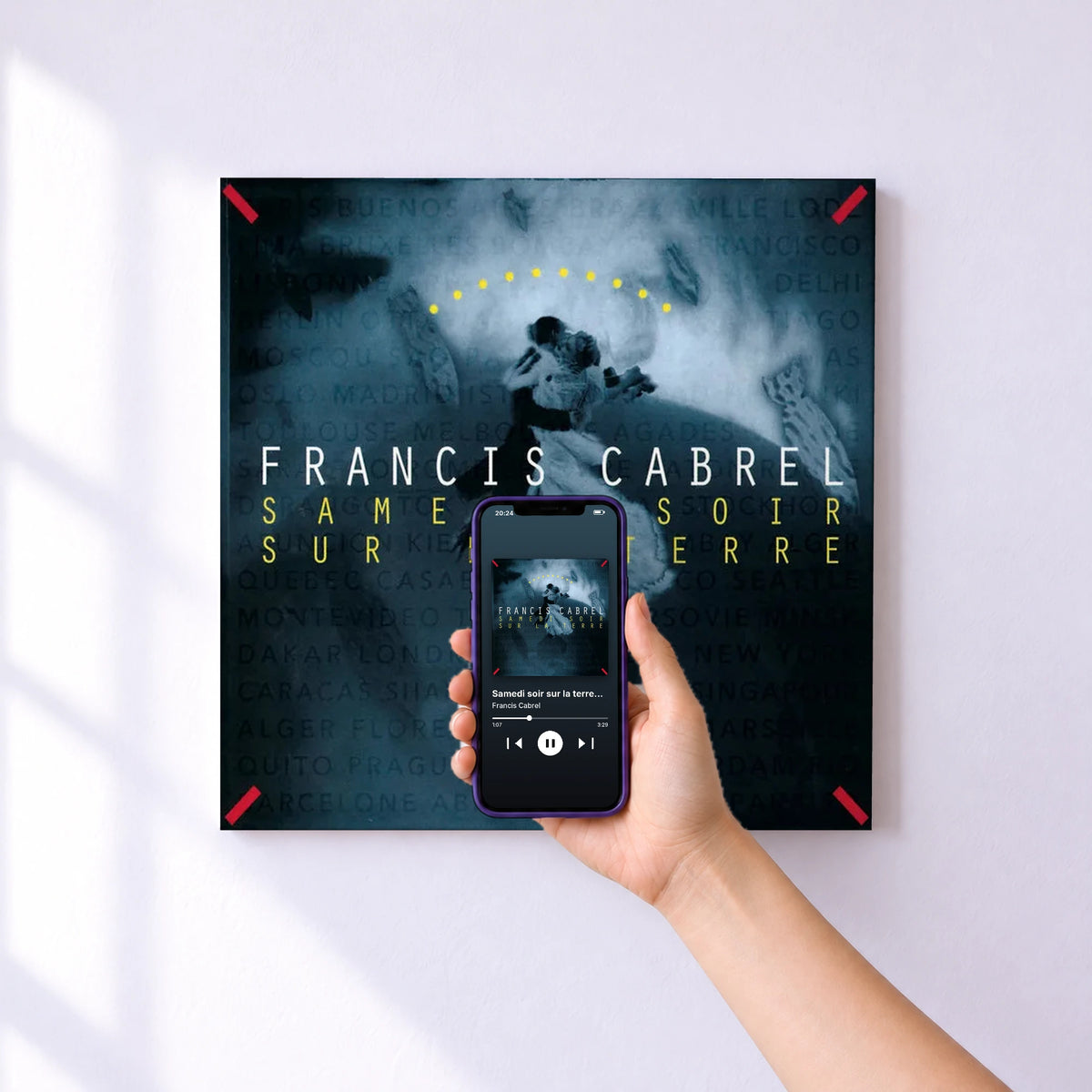 Affiche connectée Samedi soir sur la terre (Remastered) de Francis Cabrel au mur : l'album se lance en approchant le téléphone