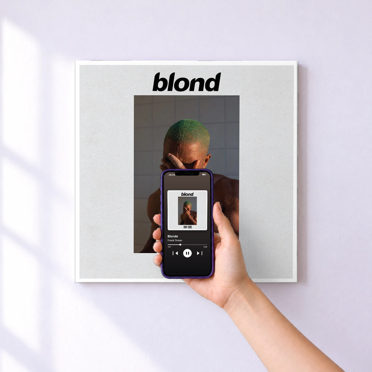 Affiche connectée Blonde de Frank Ocean au mur : l'album se lance en approchant le téléphone