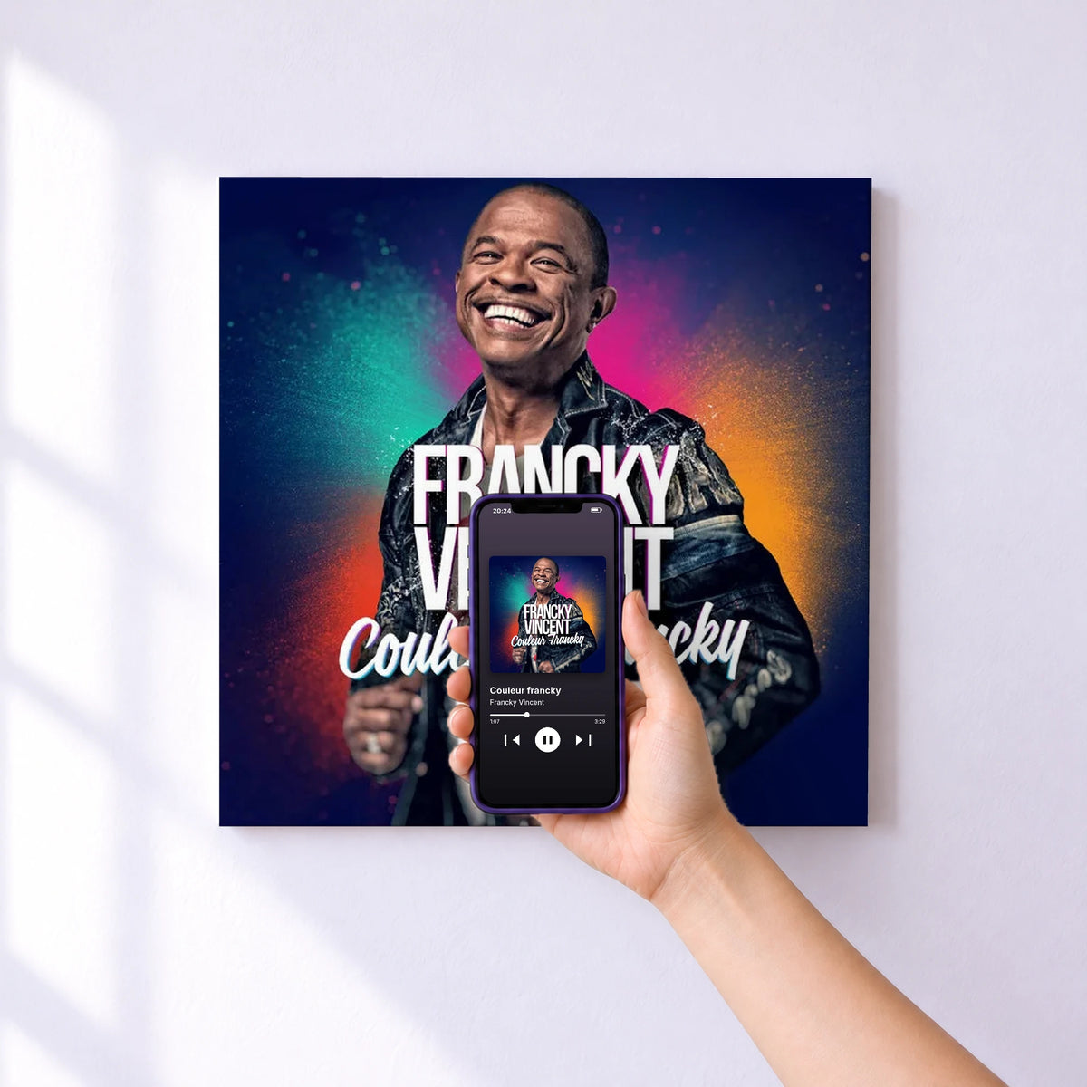 Affiche connectée Couleur francky de Francky Vincent au mur : l'album se lance en approchant le téléphone