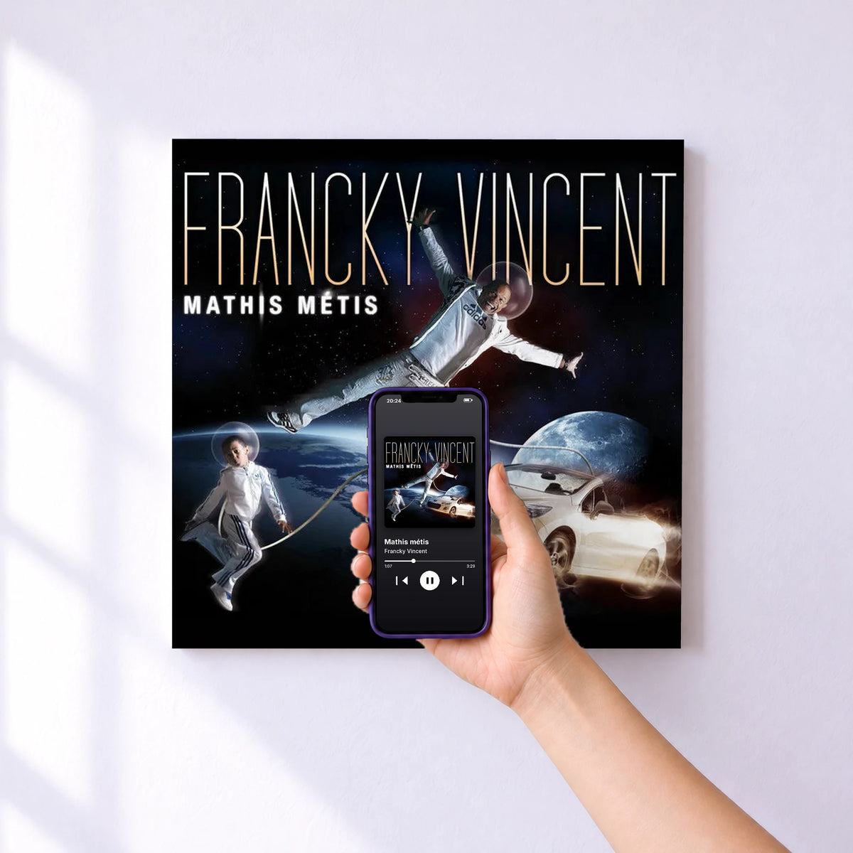 Affiche connectée Mathis métis de Francky Vincent au mur : l'album se lance en approchant le téléphone