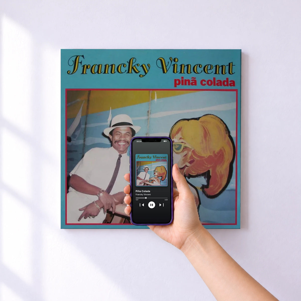 Affiche connectée Piña Colada de Francky Vincent au mur : l'album se lance en approchant le téléphone