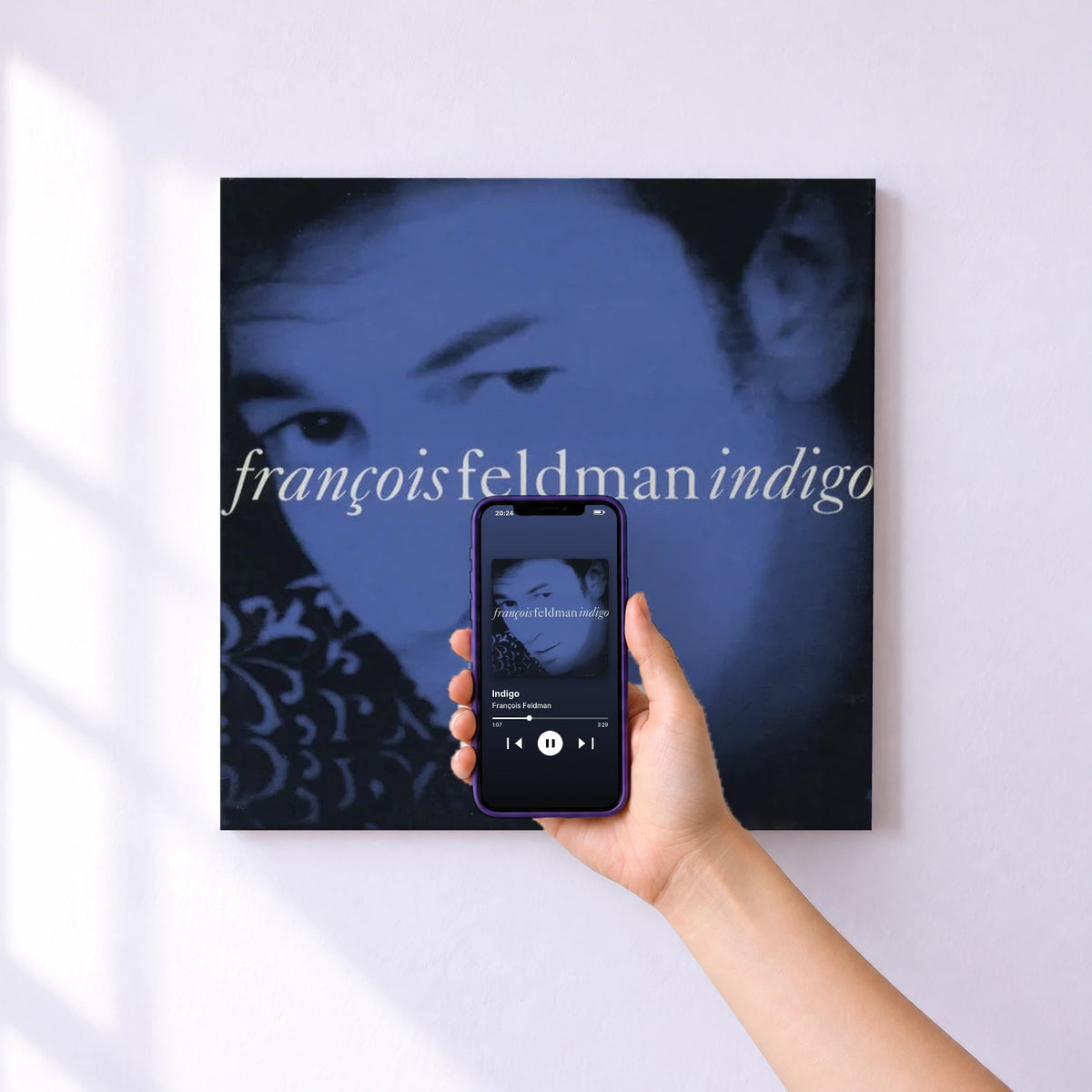 Affiche connectée Indigo de François Feldman au mur : l'album se lance en approchant le téléphone