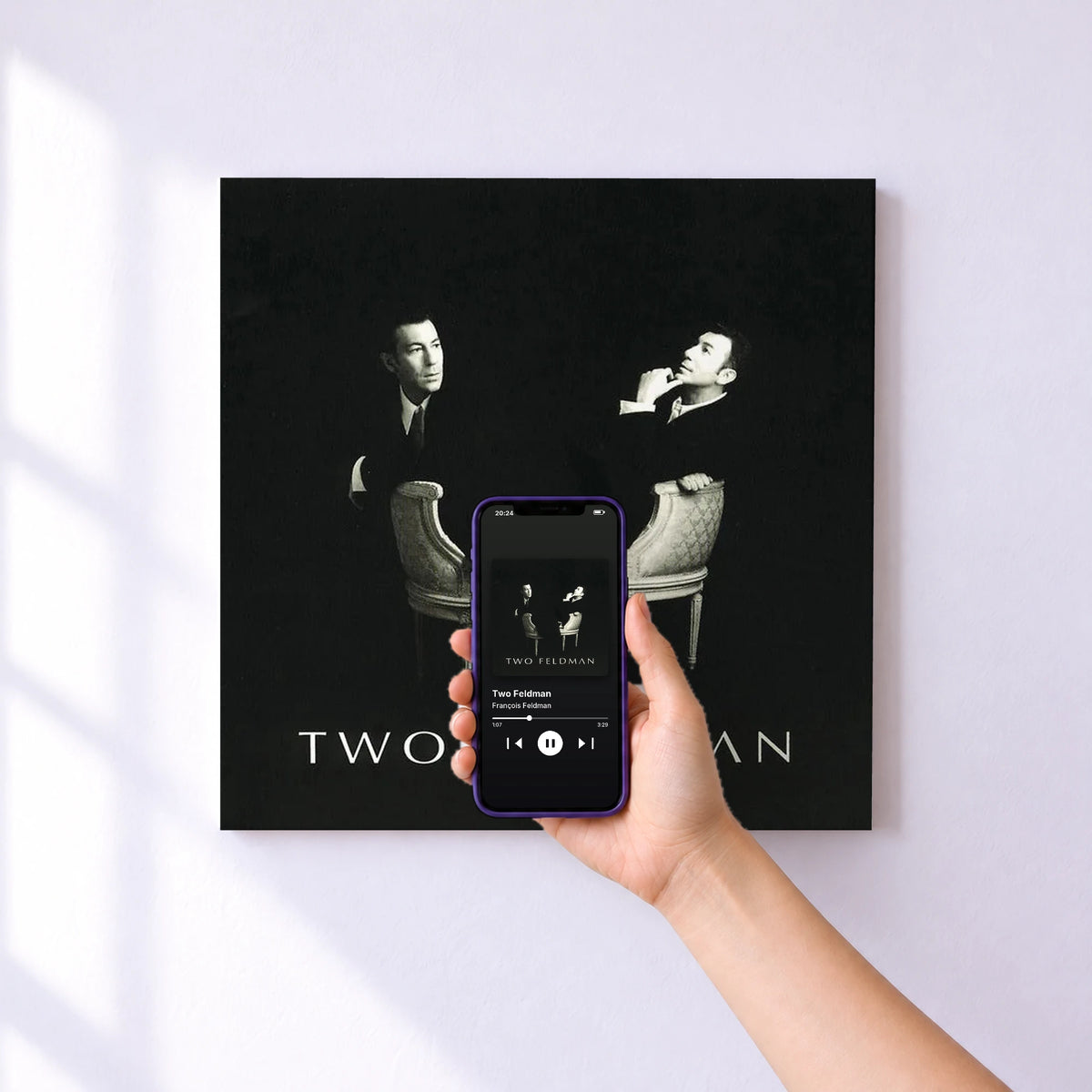 Affiche connectée Two Feldman de François Feldman au mur : l'album se lance en approchant le téléphone