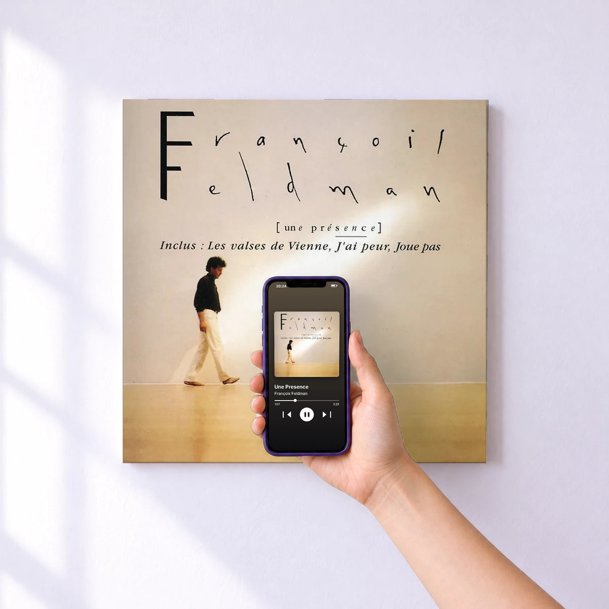 Affiche connectée Une Presence de François Feldman au mur : l'album se lance en approchant le téléphone