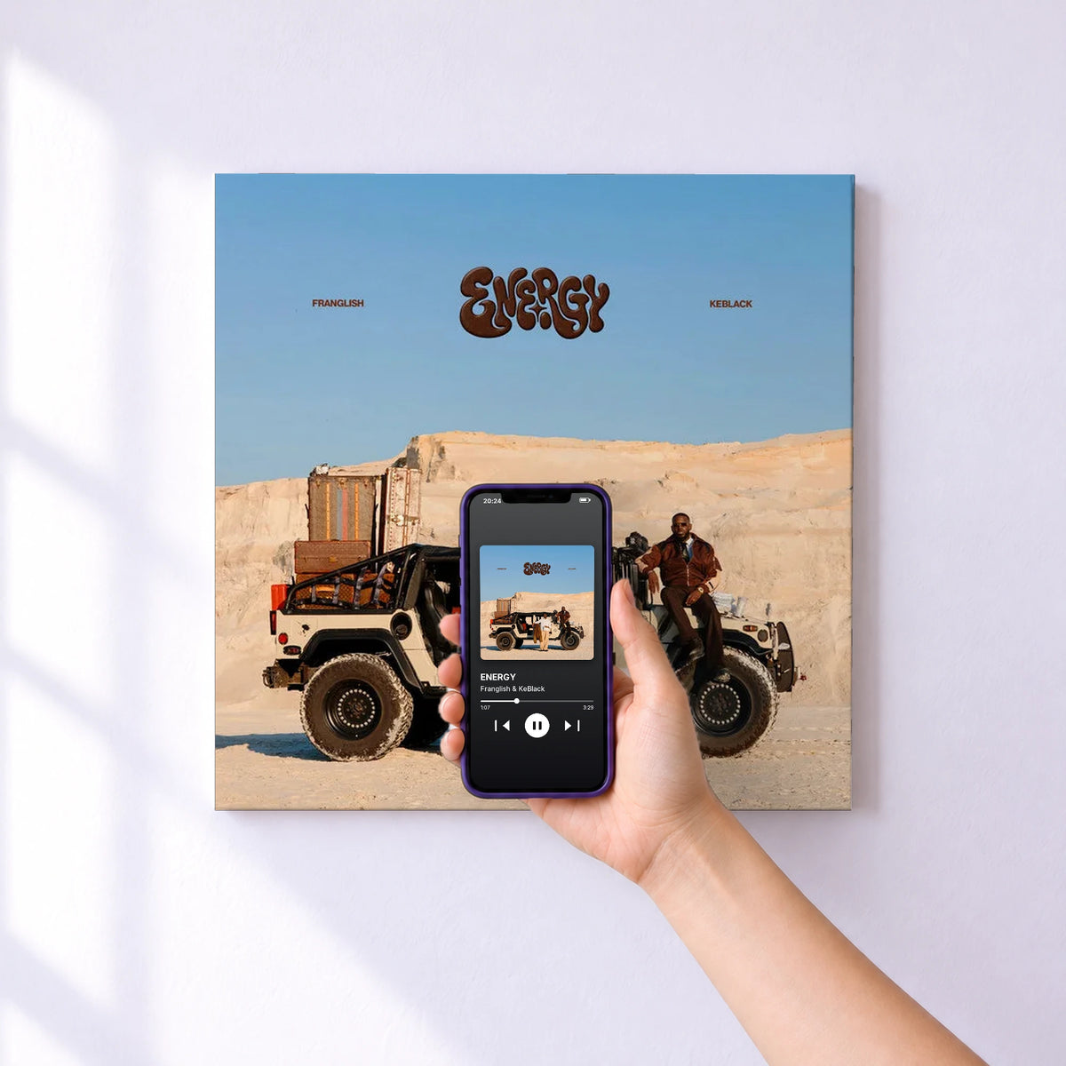 Affiche connectée ENERGY de Franglish & KeBlack au mur : l'album se lance en approchant le téléphone