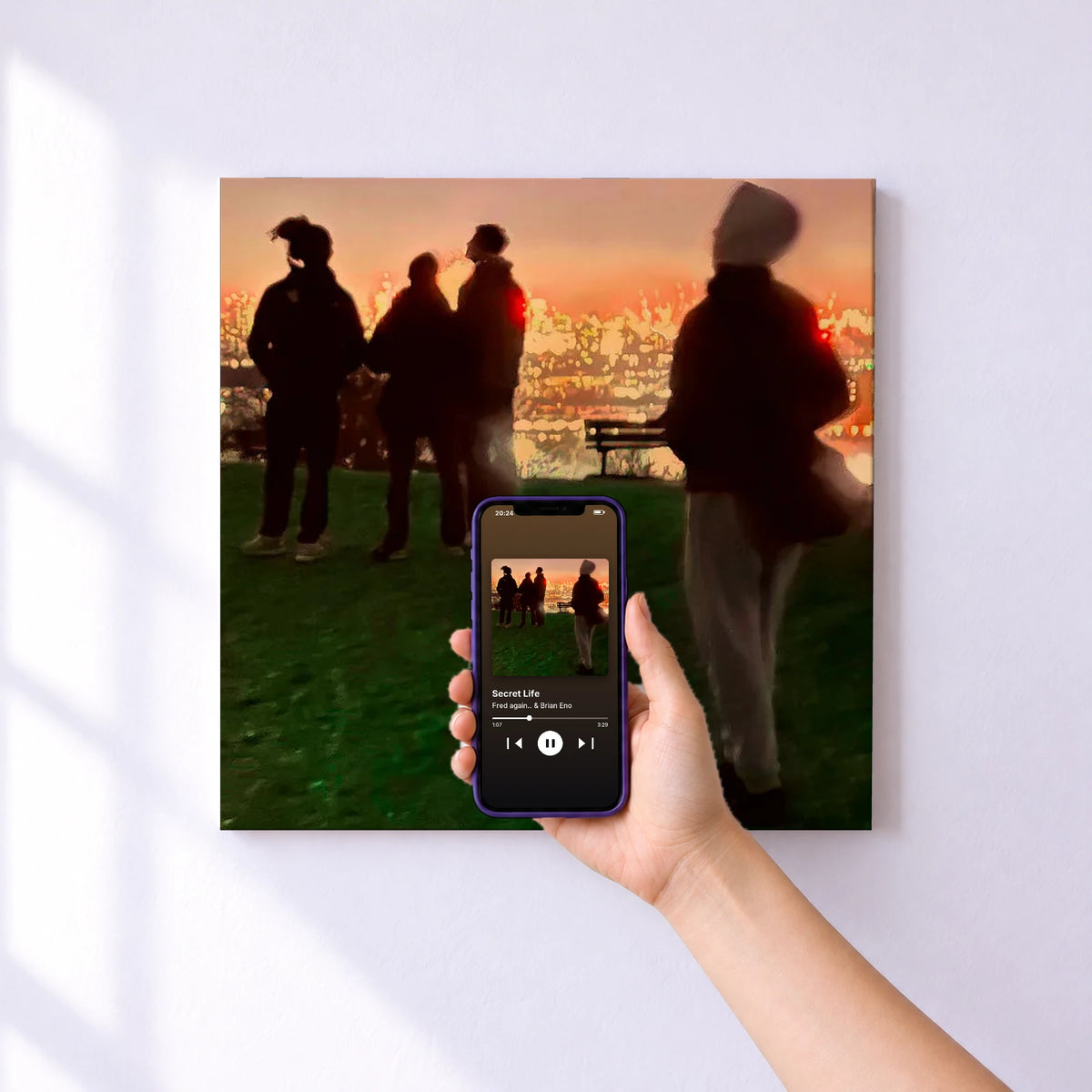 Affiche connectée Secret Life de Fred again.. & Brian Eno au mur : l'album se lance en approchant le téléphone