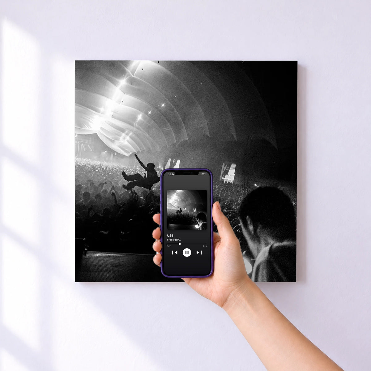 Affiche connectée USB de Fred again.. au mur : l'album se lance en approchant le téléphone