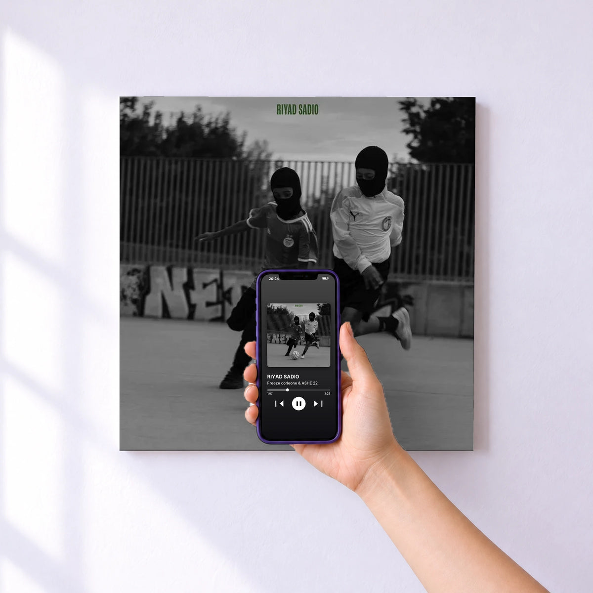 Affiche connectée RIYAD SADIO de Freeze corleone & ASHE 22 au mur : l'album se lance en approchant le téléphone
