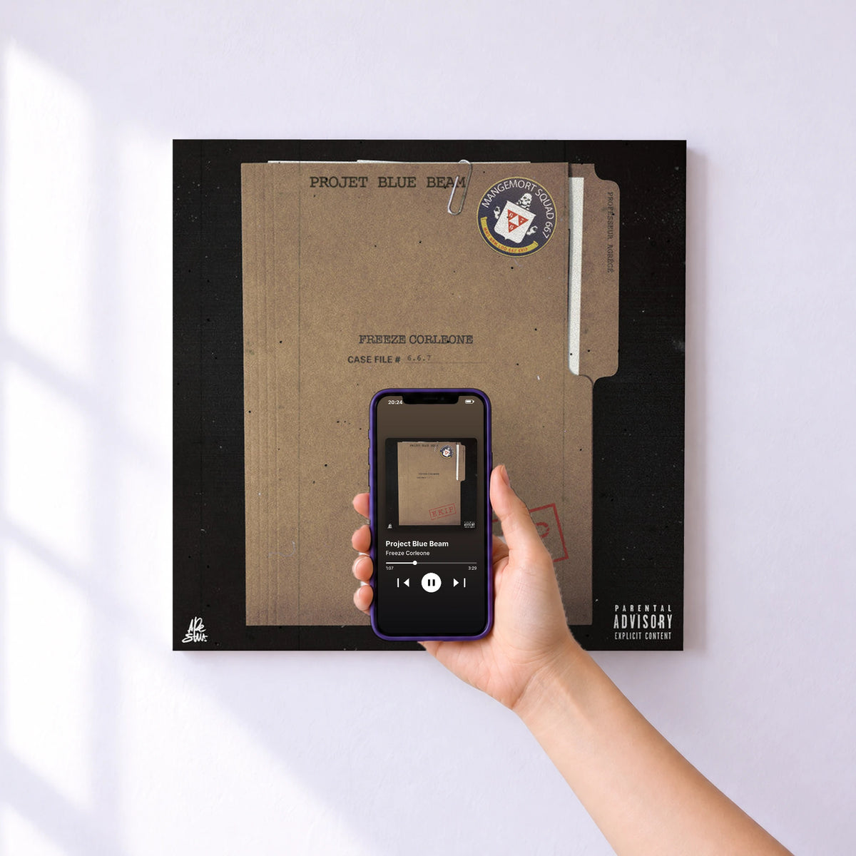 Affiche connectée Project Blue Beam de Freeze Corleone au mur : l'album se lance en approchant le téléphone