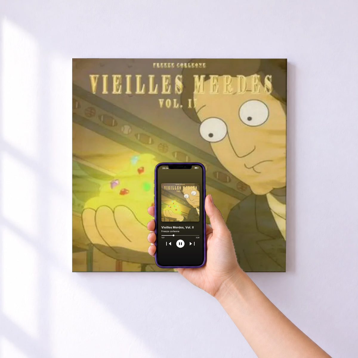 Affiche connectée Vieilles Merdes, Vol. II de Freeze corleone au mur : l'album se lance en approchant le téléphone