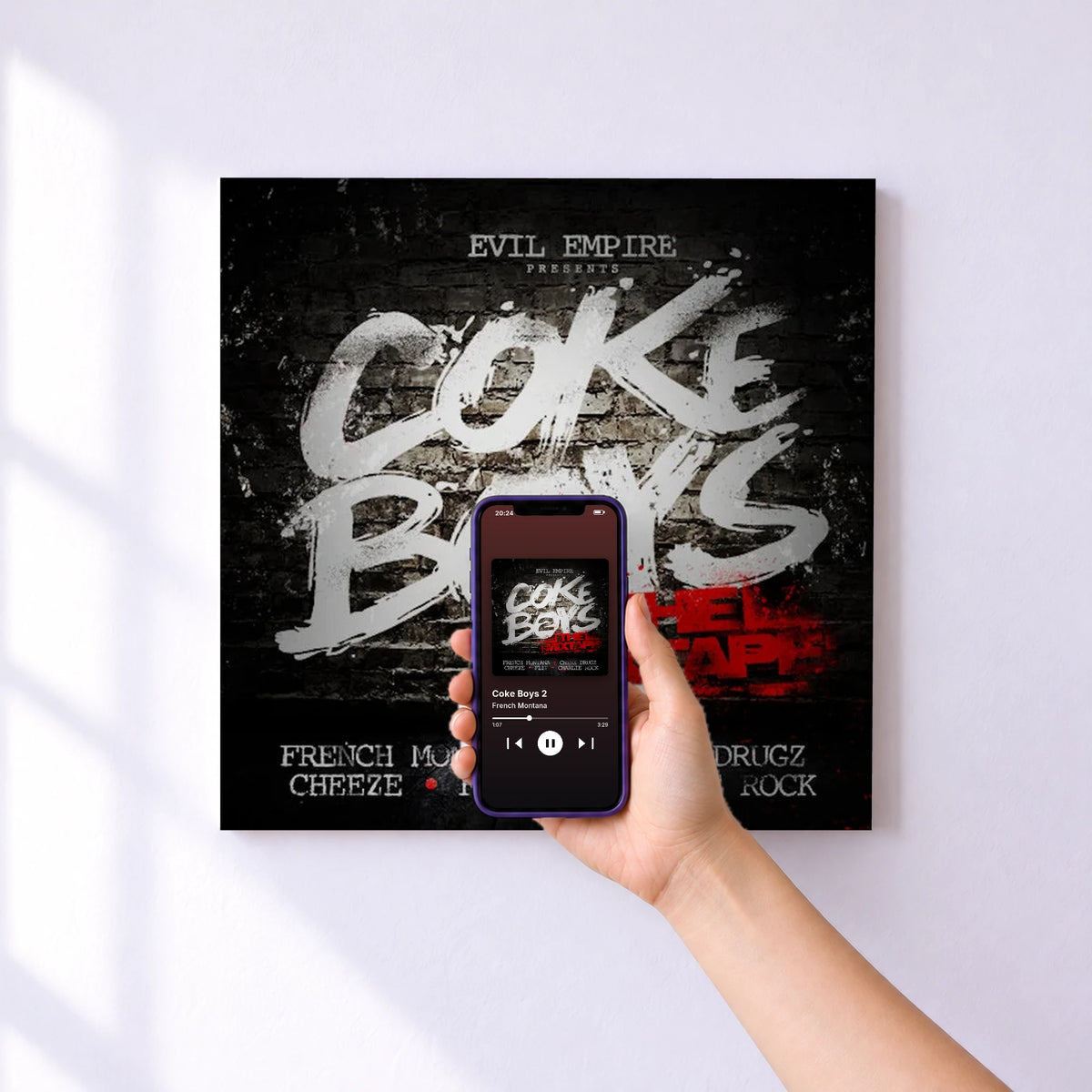 Affiche connectée Coke Boys 2 de French Montana au mur : l'album se lance en approchant le téléphone