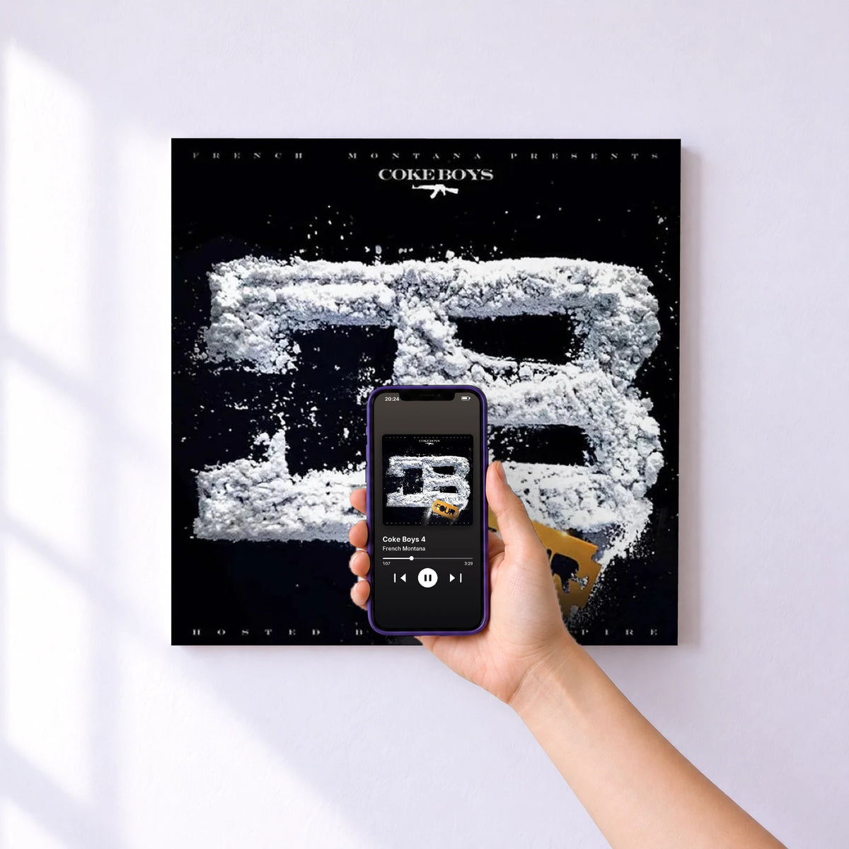 Affiche connectée Coke Boys 4 de French Montana au mur : l'album se lance en approchant le téléphone
