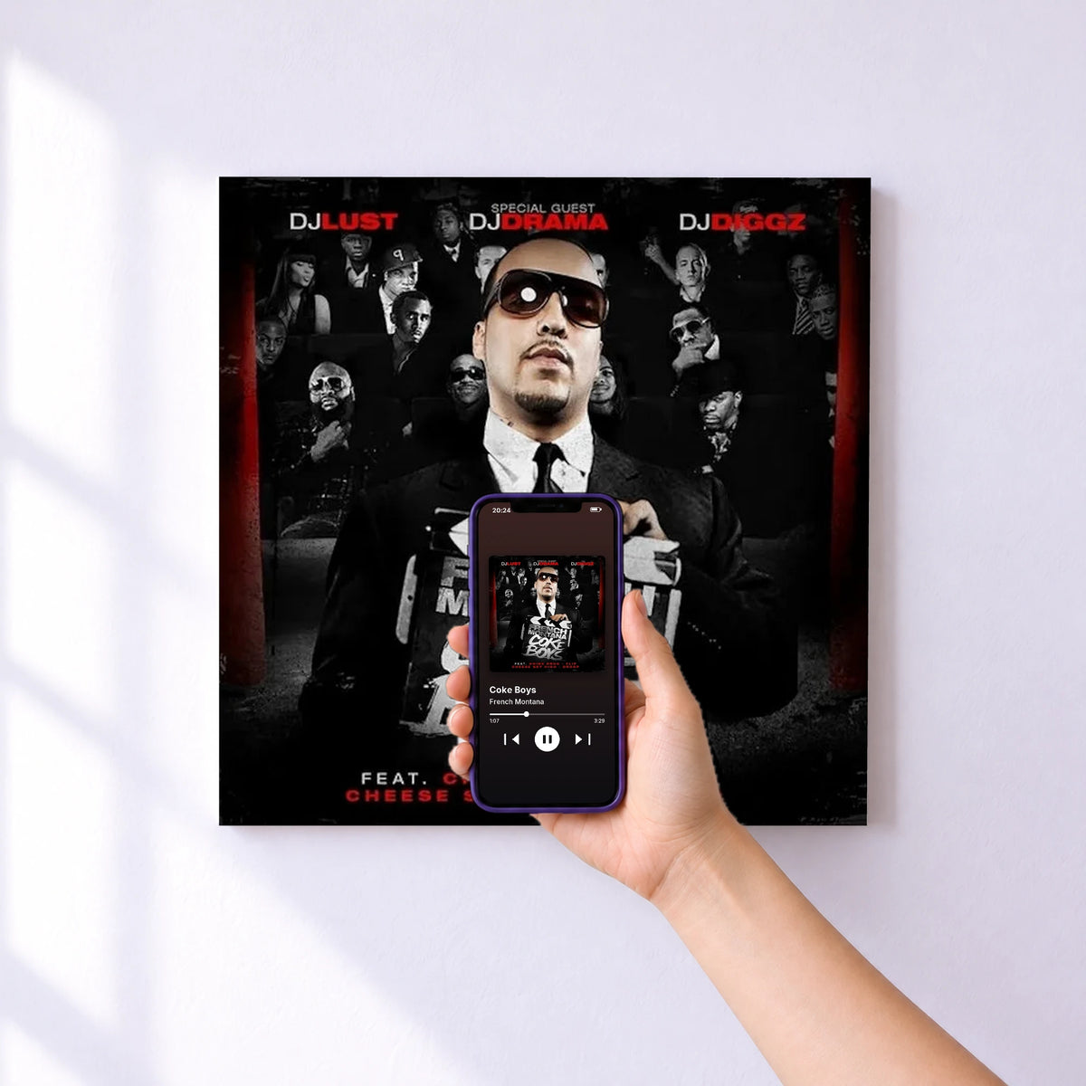 Affiche connectée Coke Boys de French Montana au mur : l'album se lance en approchant le téléphone