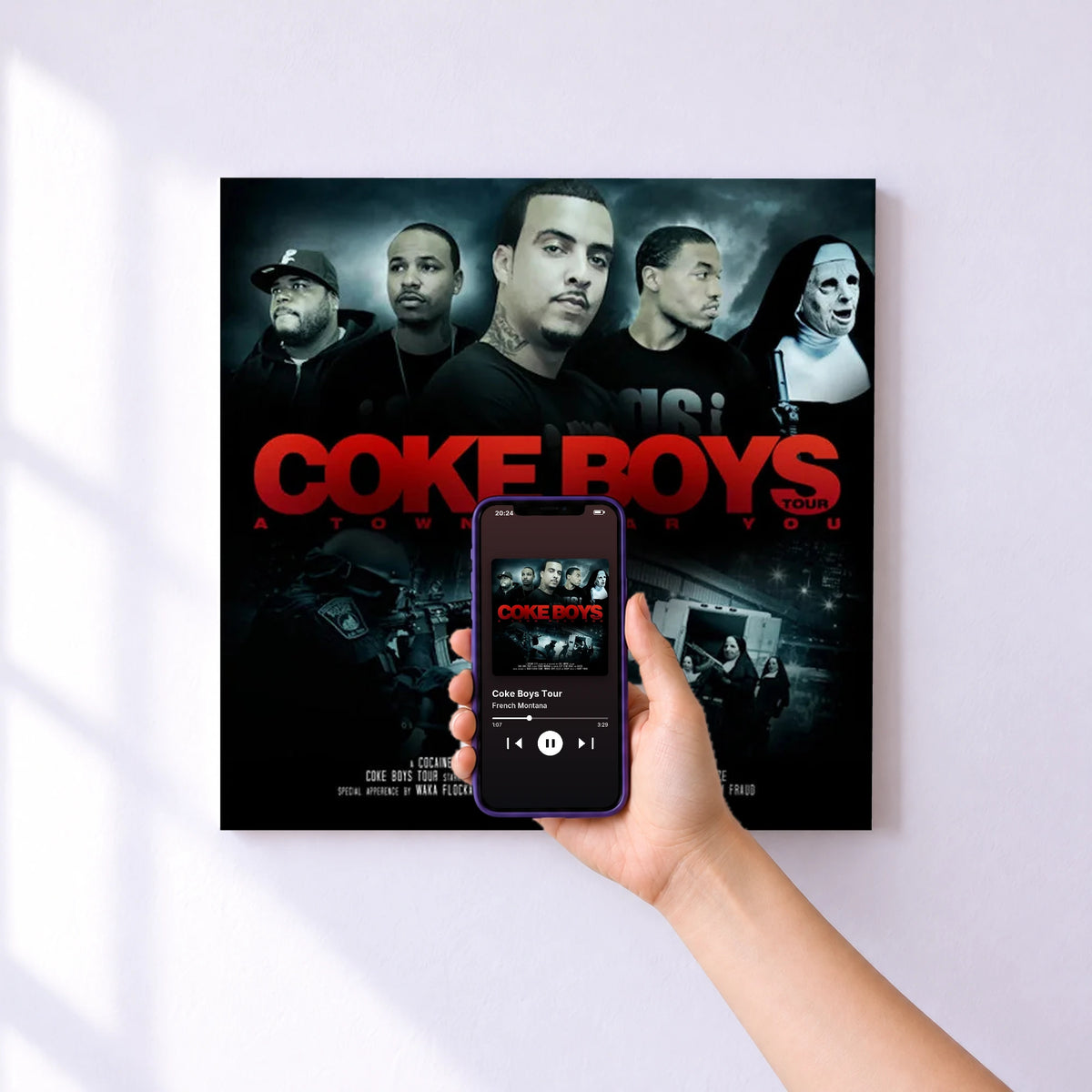 Affiche connectée Coke Boys Tour de French Montana au mur : l'album se lance en approchant le téléphone