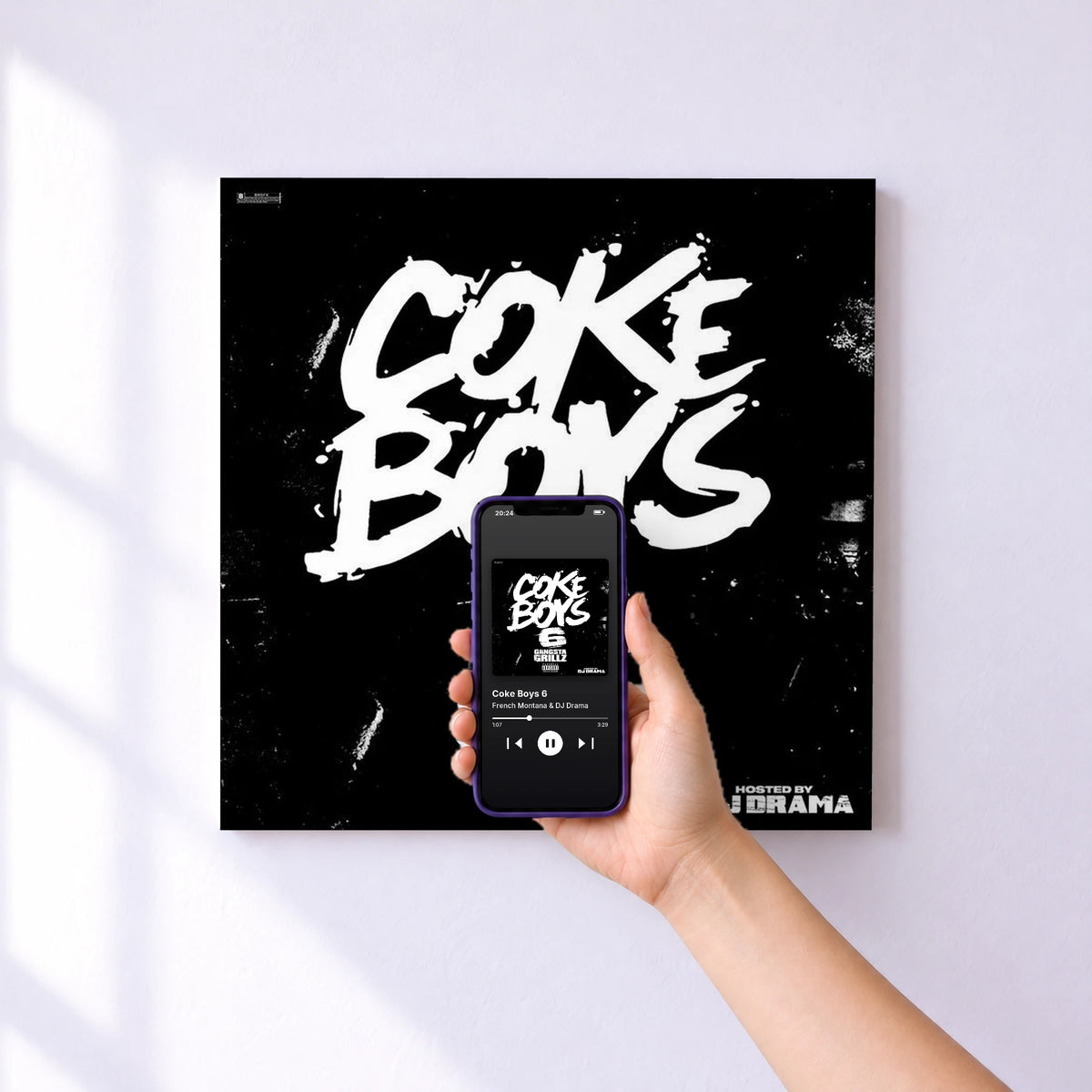 Affiche connectée Coke Boys 6 de French Montana & DJ Drama au mur : l'album se lance en approchant le téléphone