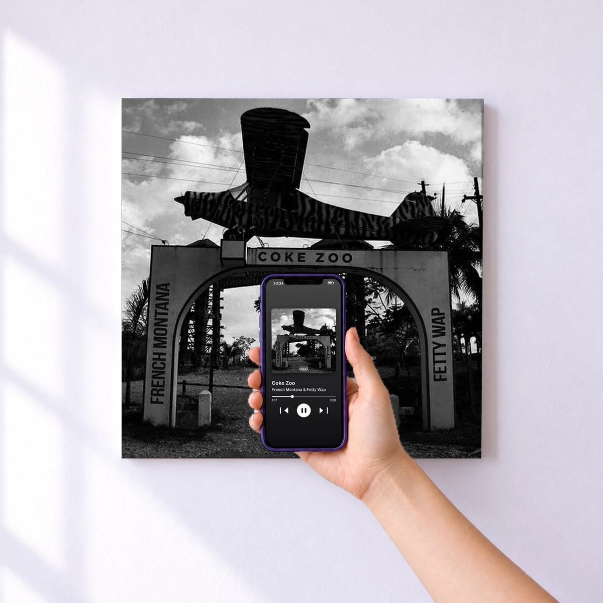 Affiche connectée Coke Zoo de French Montana & Fetty Wap au mur : l'album se lance en approchant le téléphone