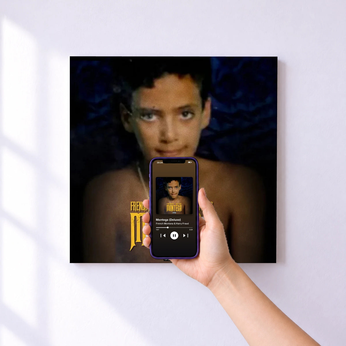 Affiche connectée Montega (Deluxe) de French Montana & Harry Fraud au mur : l'album se lance en approchant le téléphone