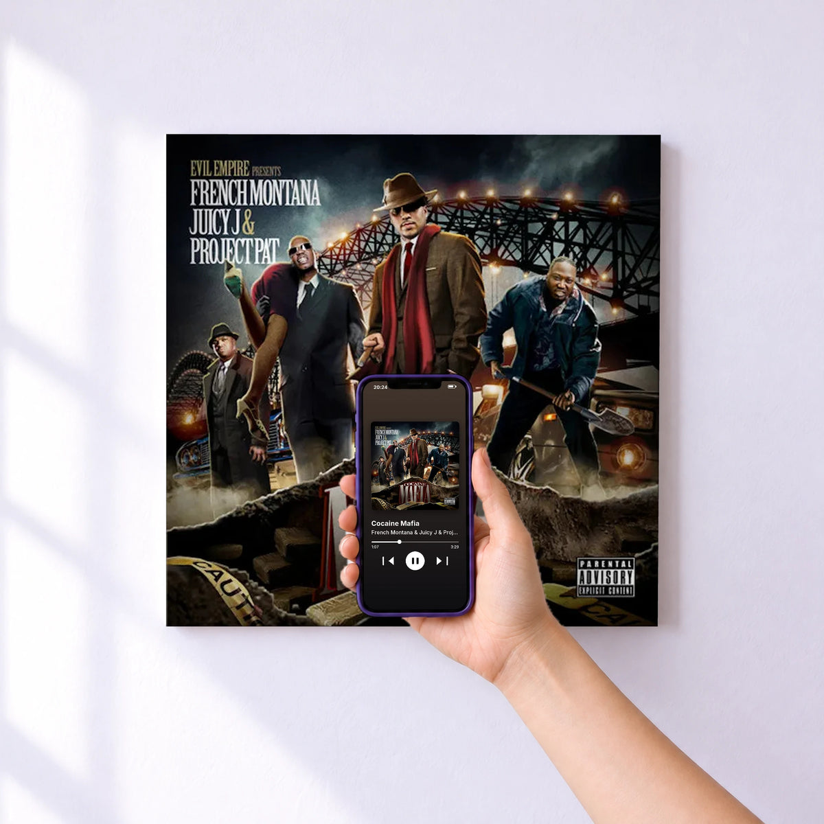 Affiche connectée Cocaine Mafia de French Montana & Juicy J & Project Pat au mur : l'album se lance en approchant le téléphone