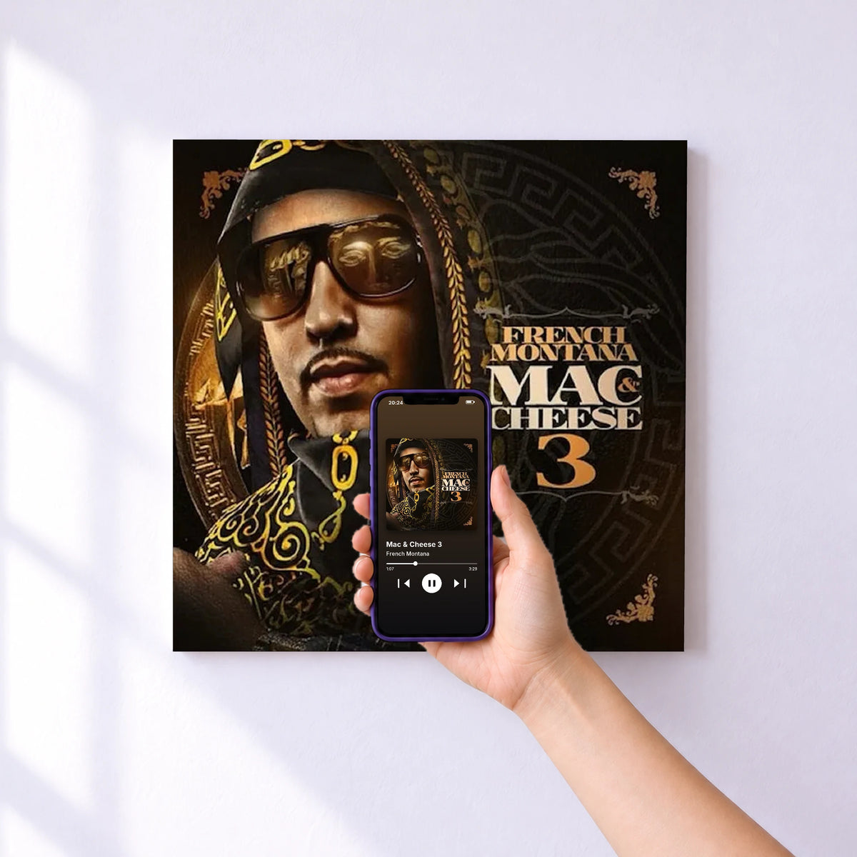 Affiche connectée Mac & Cheese 3 de French Montana au mur : l'album se lance en approchant le téléphone