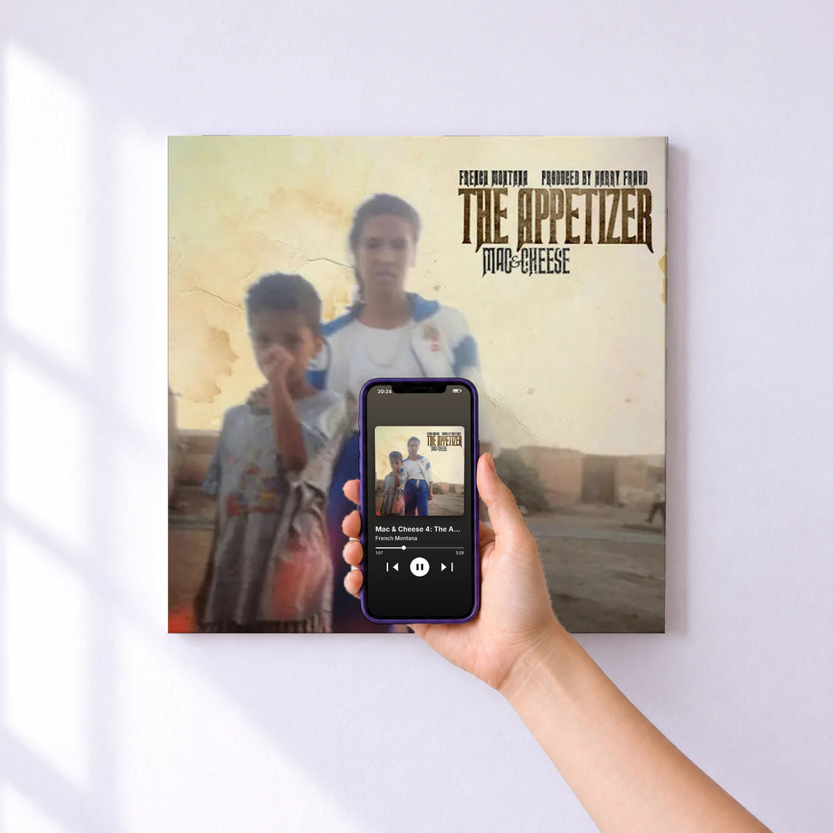 Affiche connectée Mac & Cheese 4: The Appetizer de French Montana au mur : l'album se lance en approchant le téléphone