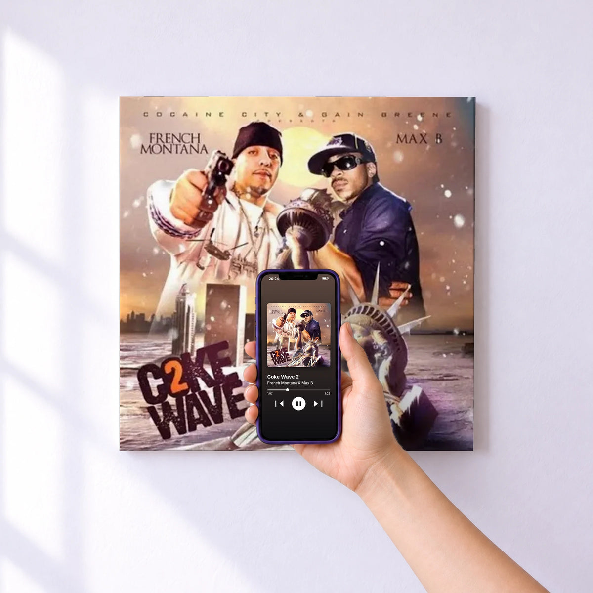 Affiche connectée Coke Wave 2 de French Montana & Max B au mur : l'album se lance en approchant le téléphone