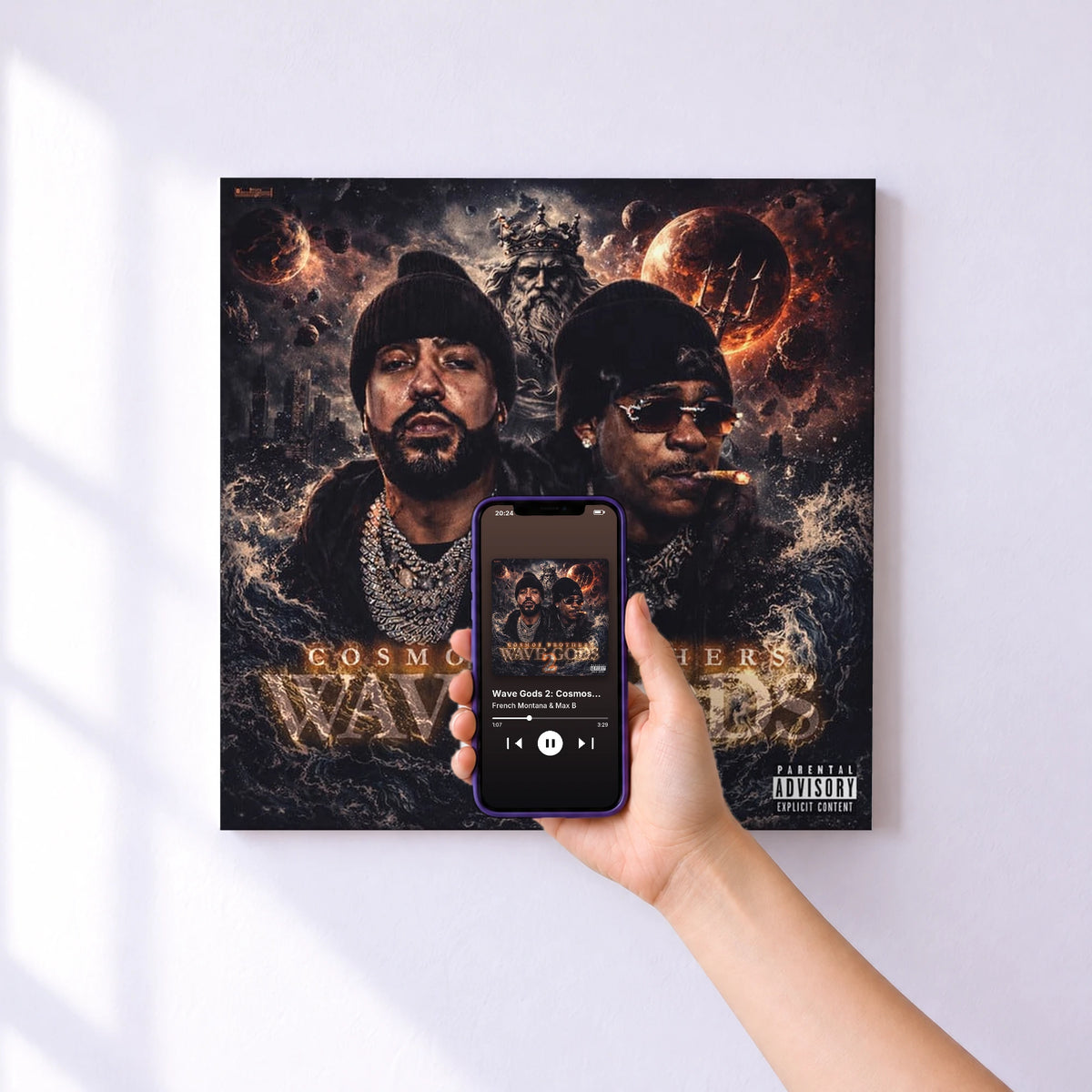 Affiche connectée Wave Gods 2: Cosmos Brothers de French Montana & Max B au mur : l'album se lance en approchant le téléphone