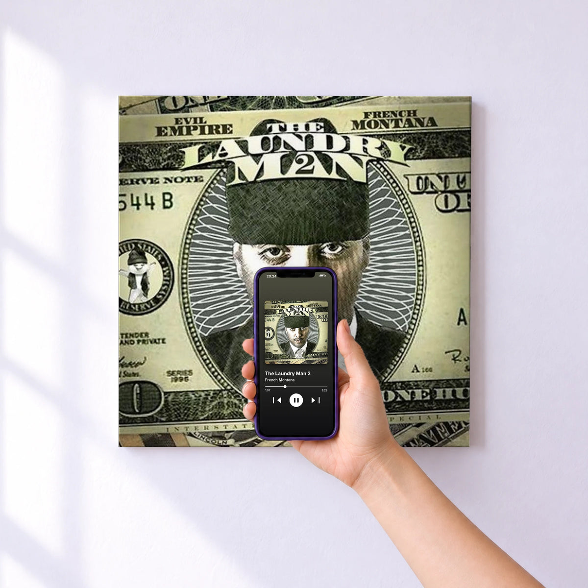 Affiche connectée The Laundry Man 2 de French Montana au mur : l'album se lance en approchant le téléphone
