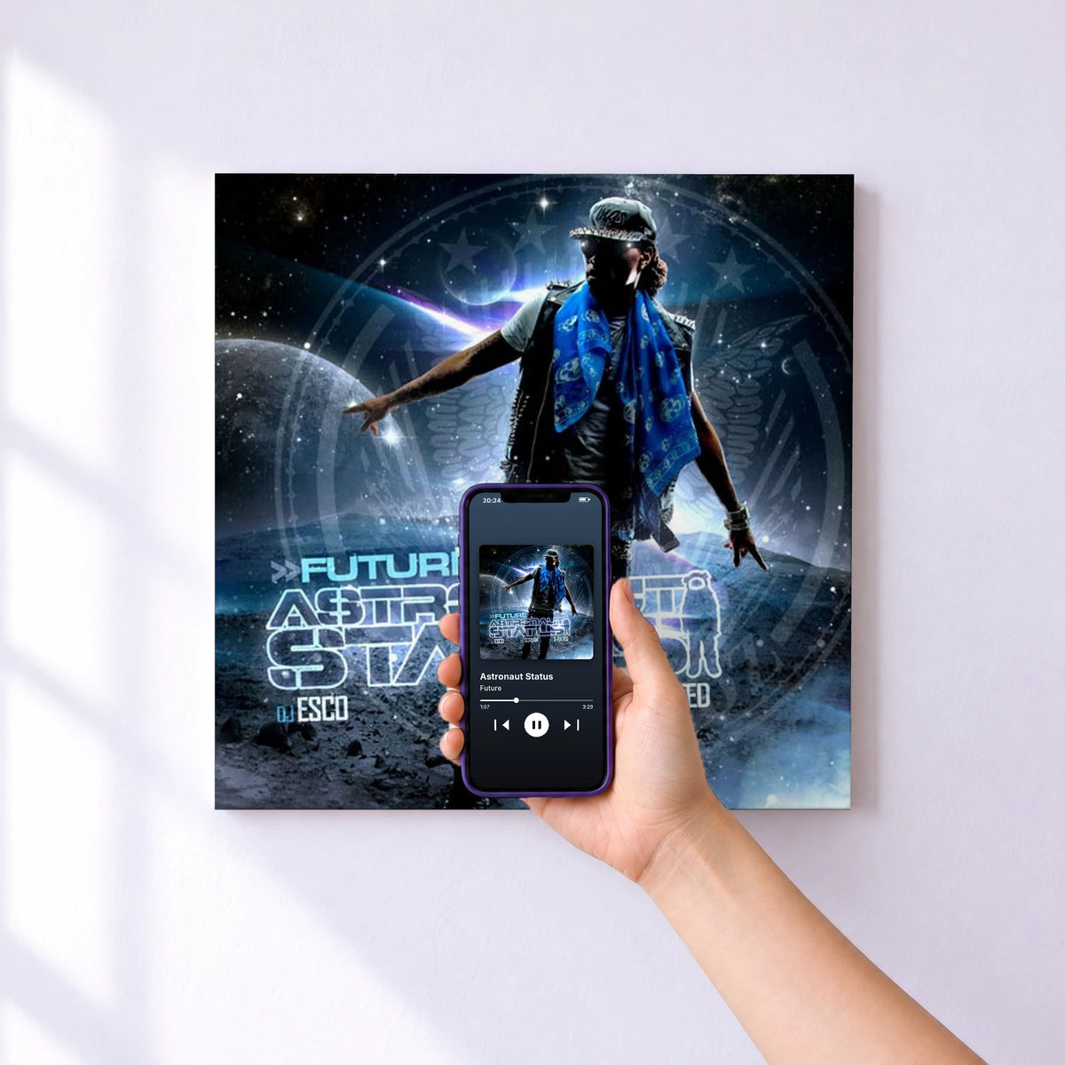 Affiche connectée Astronaut Status de Future au mur : l'album se lance en approchant le téléphone