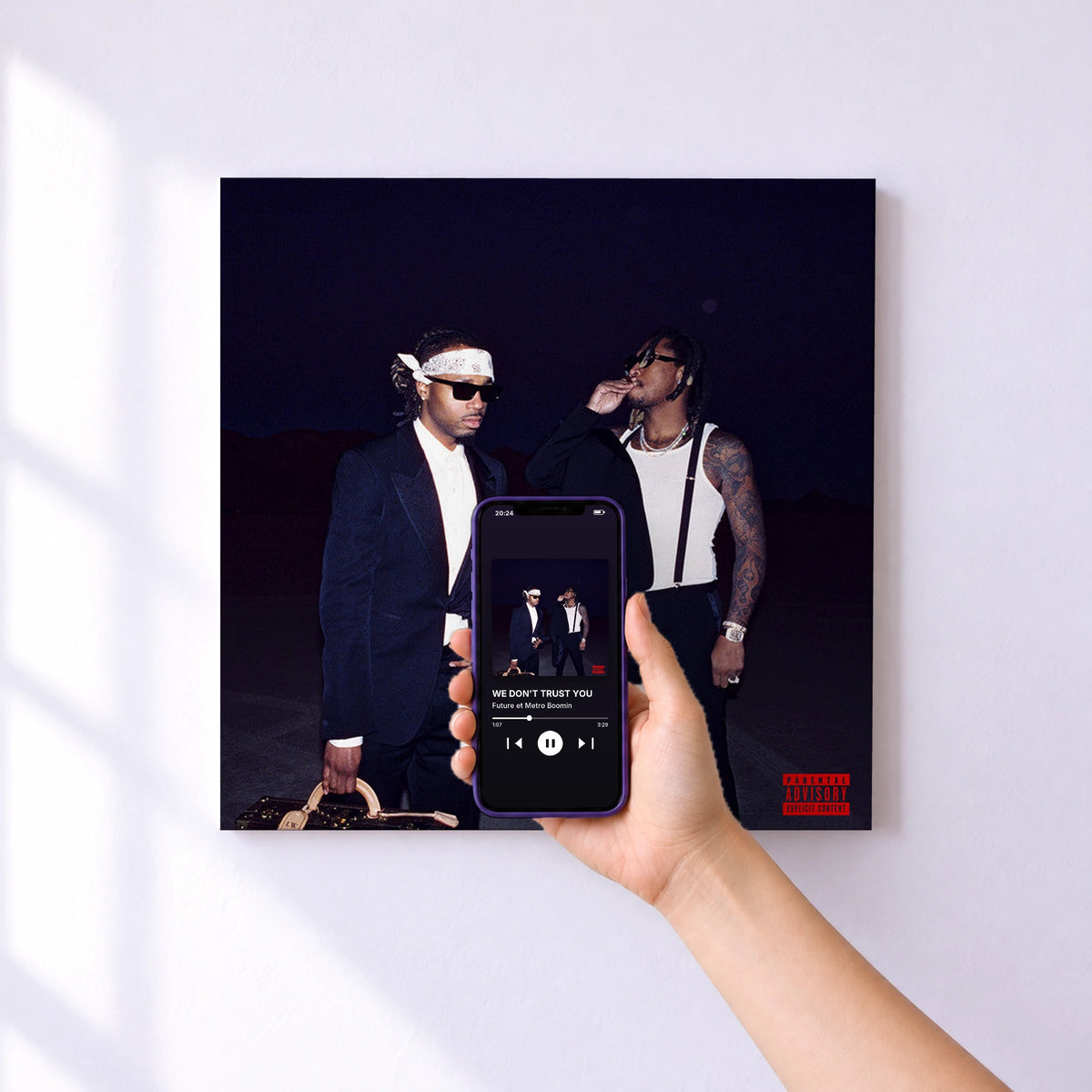 Affiche connectée WE DON'T TRUST YOU de Future et Metro Boomin au mur : l'album se lance en approchant le téléphone