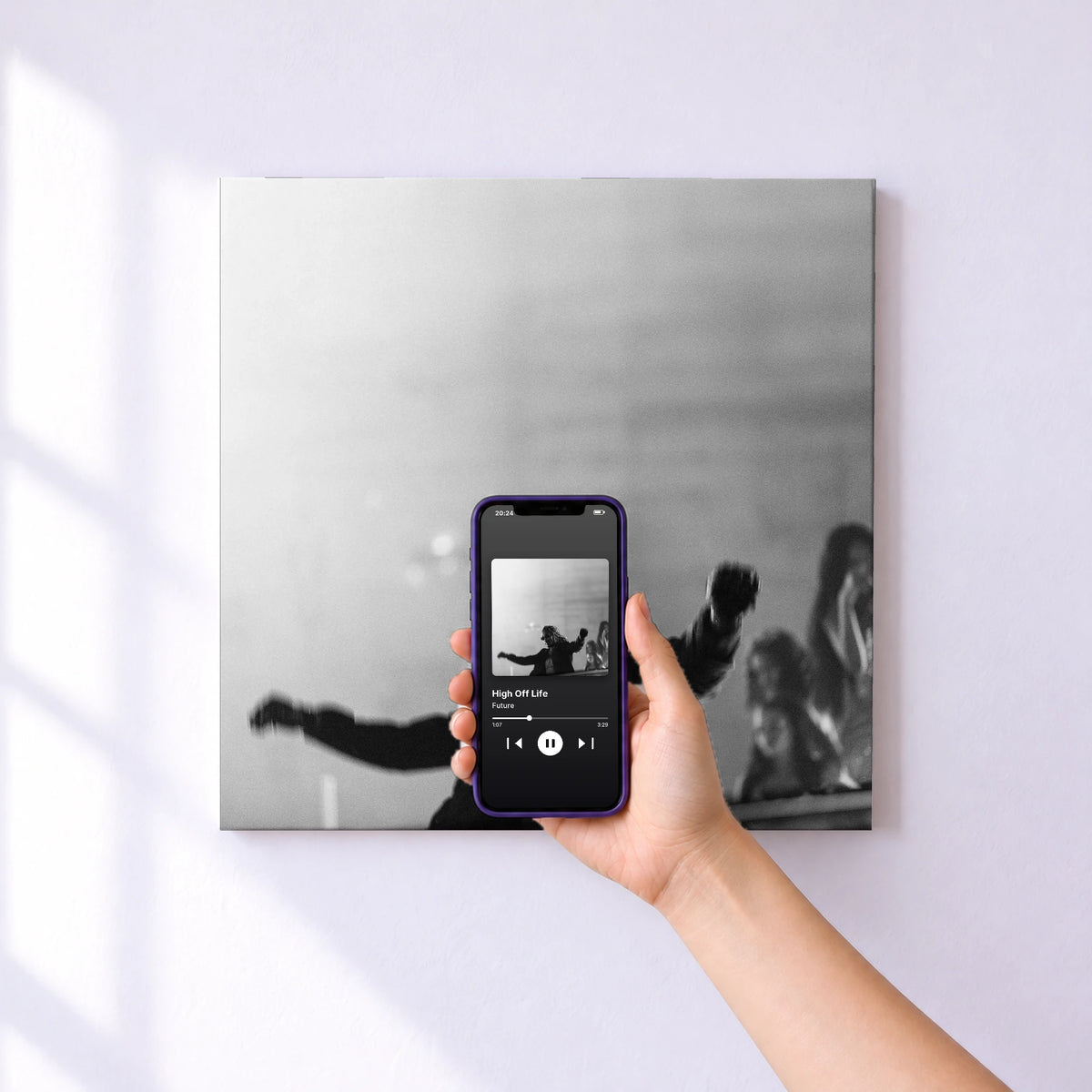 Affiche connectée High Off Life de Future au mur : l'album se lance en approchant le téléphone