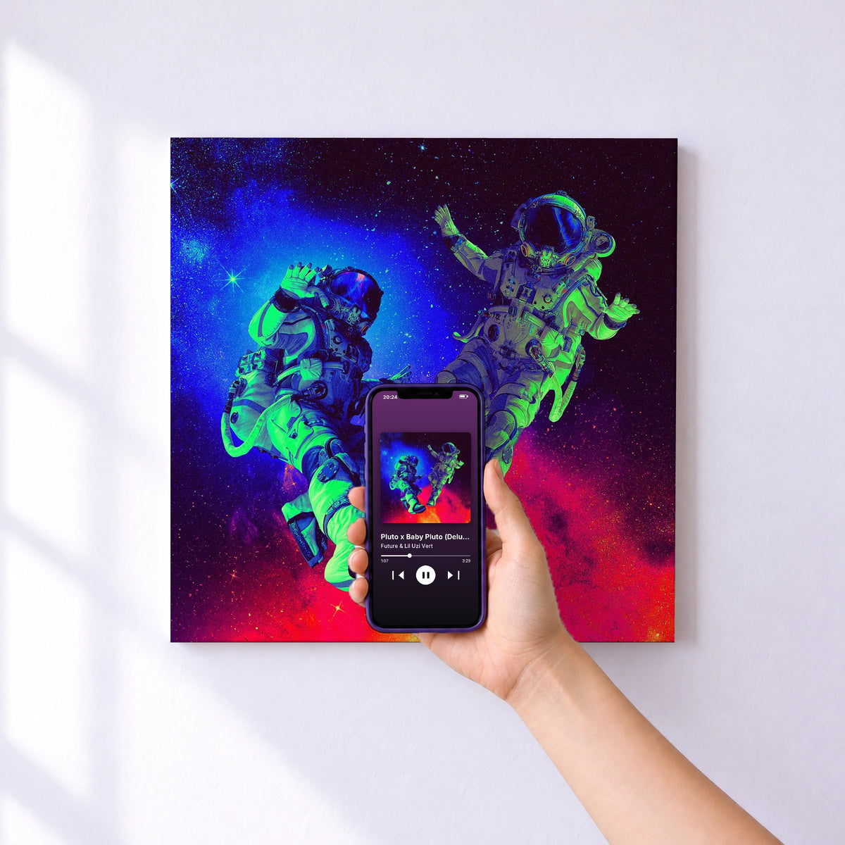 Affiche connectée Pluto x Baby Pluto (Deluxe) de Future & Lil Uzi Vert au mur : l'album se lance en approchant le téléphone