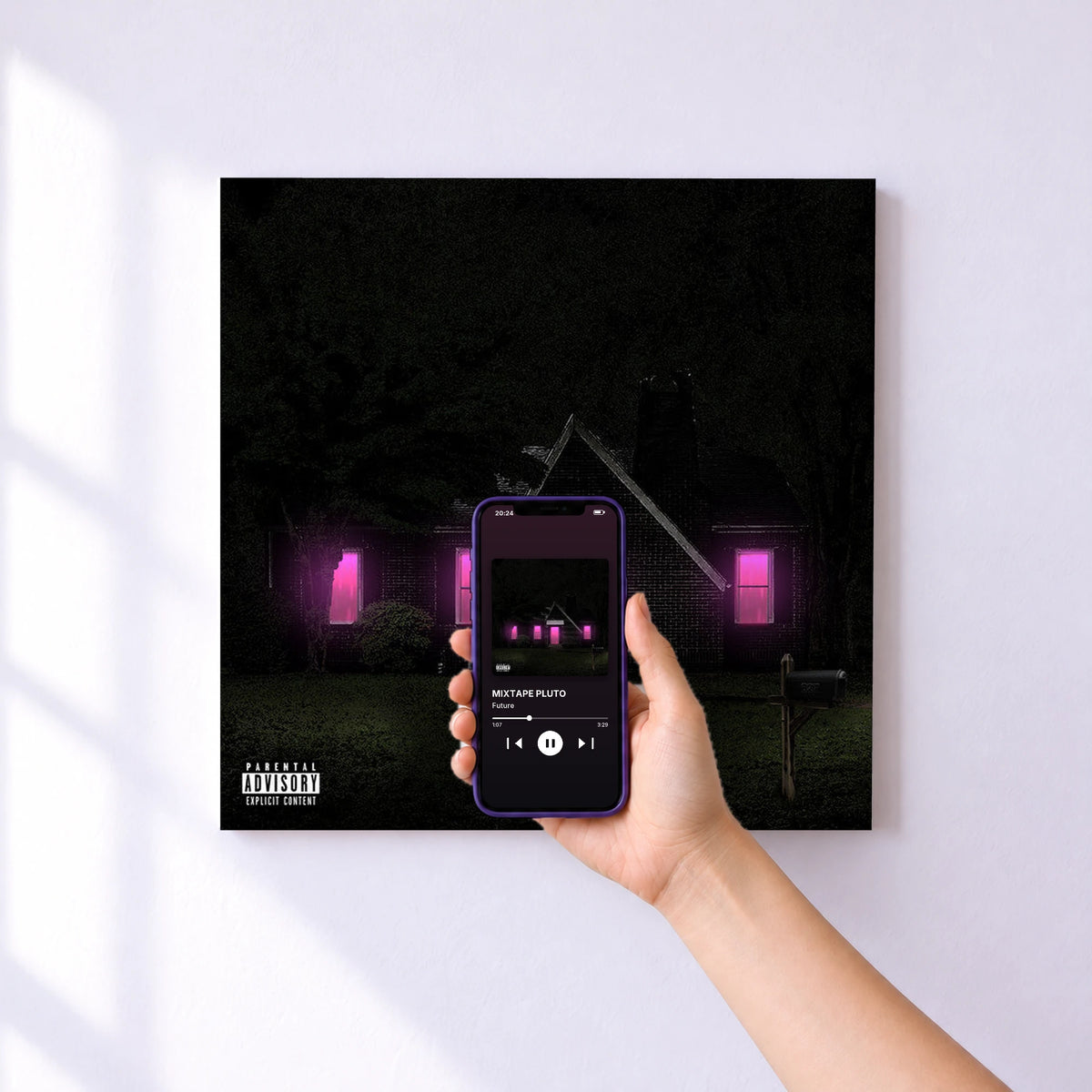 Affiche connectée MIXTAPE PLUTO de Future au mur : l'album se lance en approchant le téléphone
