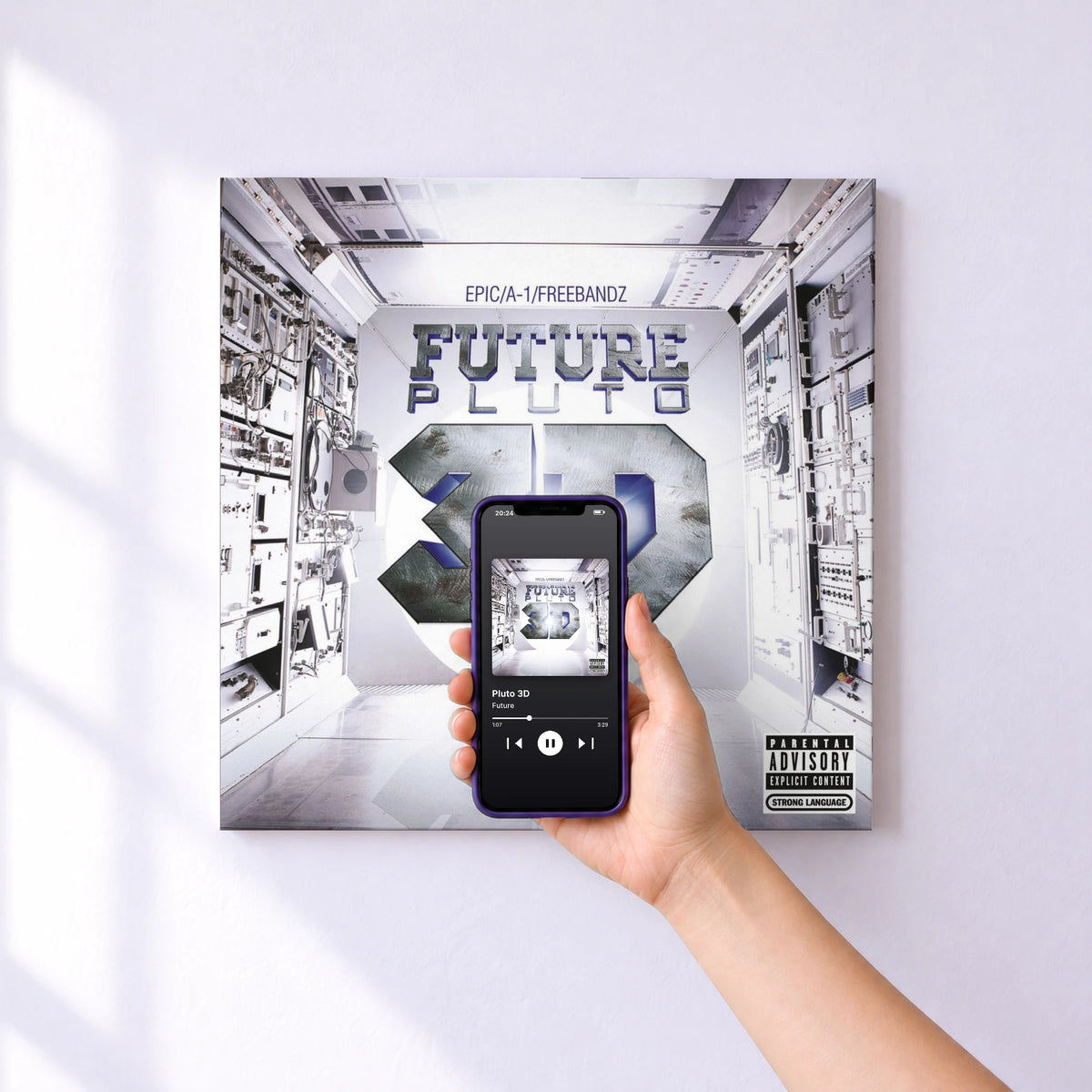 Affiche connectée Pluto 3D de Future au mur : l'album se lance en approchant le téléphone