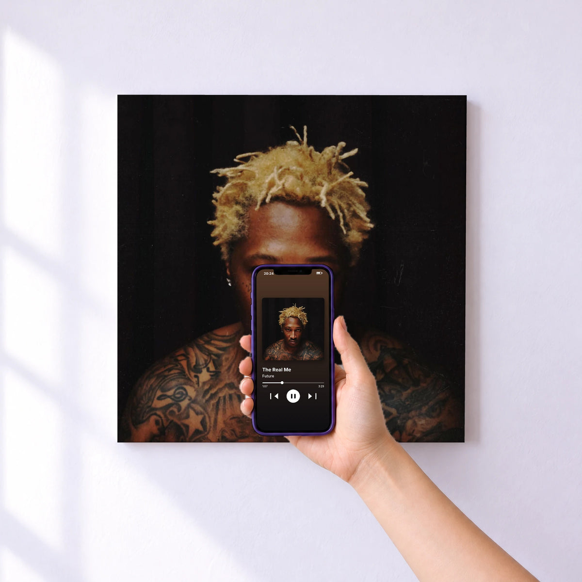 Affiche connectée The Real Me de Future au mur : l'album se lance en approchant le téléphone