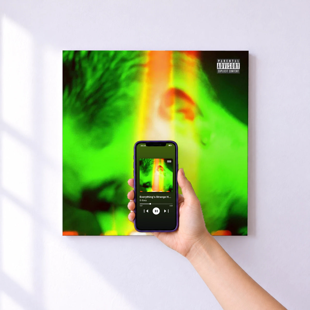 Affiche connectée Everything's Strange Here de G-Eazy au mur : l'album se lance en approchant le téléphone