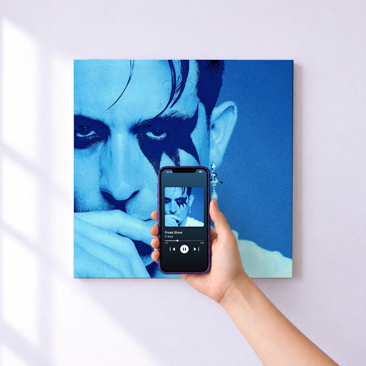 Affiche connectée Freak Show de G-Eazy au mur : l'album se lance en approchant le téléphone