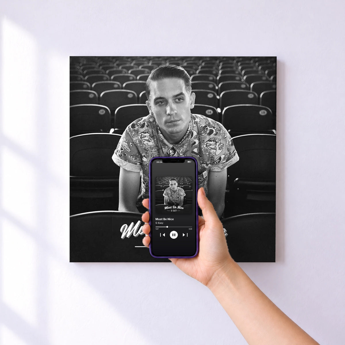Affiche connectée Must Be Nice de G-Eazy au mur : l'album se lance en approchant le téléphone
