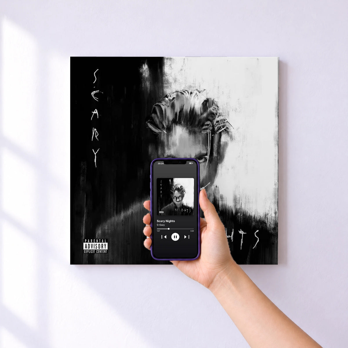 Affiche connectée Scary Nights de G-Eazy au mur : l'album se lance en approchant le téléphone