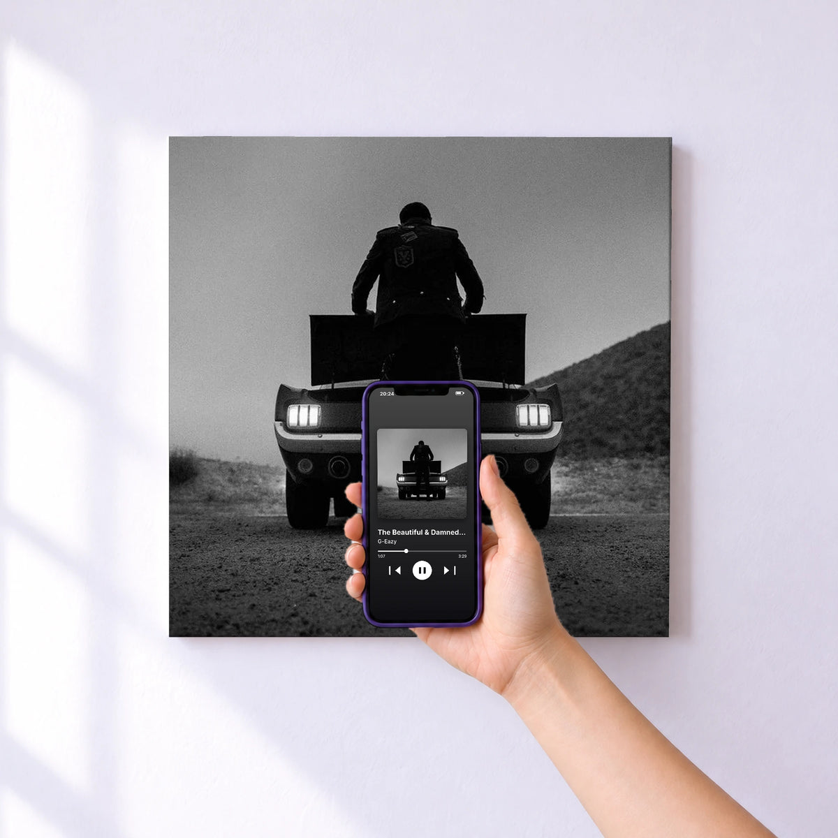 Affiche connectée The Beautiful & Damned (Remixes) de G-Eazy au mur : l'album se lance en approchant le téléphone