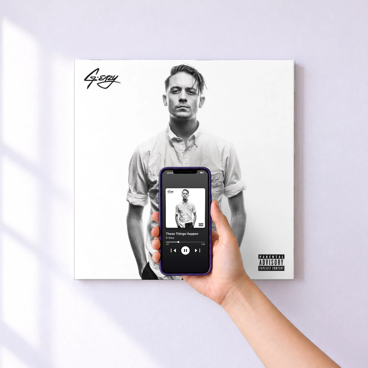 Affiche connectée These Things Happen de G-Eazy au mur : l'album se lance en approchant le téléphone