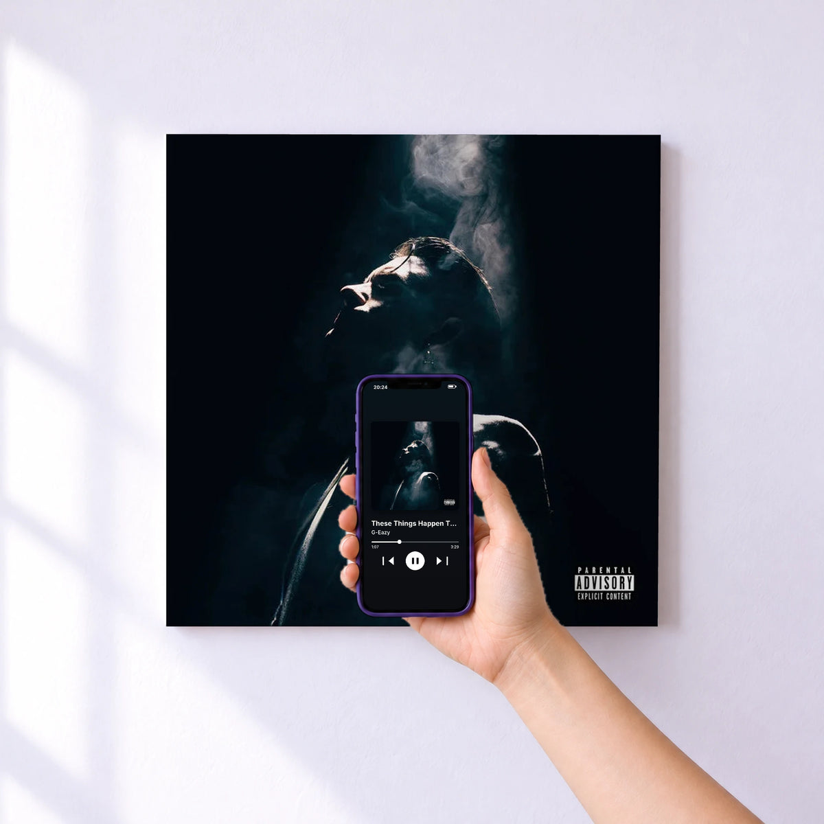 Affiche connectée These Things Happen Too (Deluxe) de G-Eazy au mur : l'album se lance en approchant le téléphone