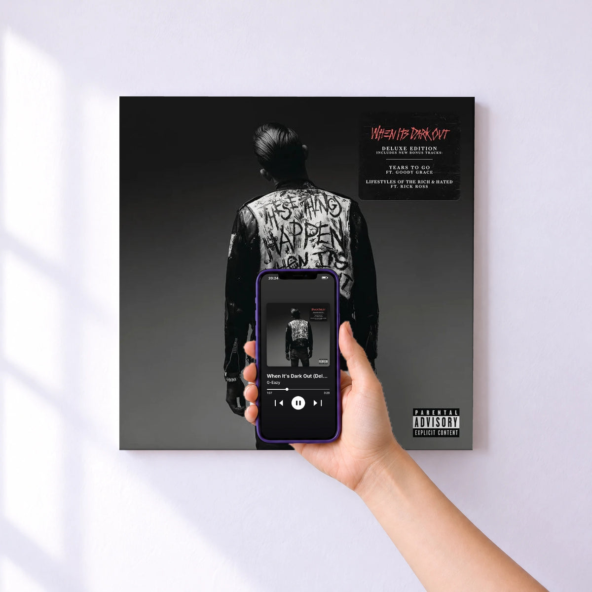Affiche connectée When It's Dark Out (Deluxe Edition) de G-Eazy au mur : l'album se lance en approchant le téléphone