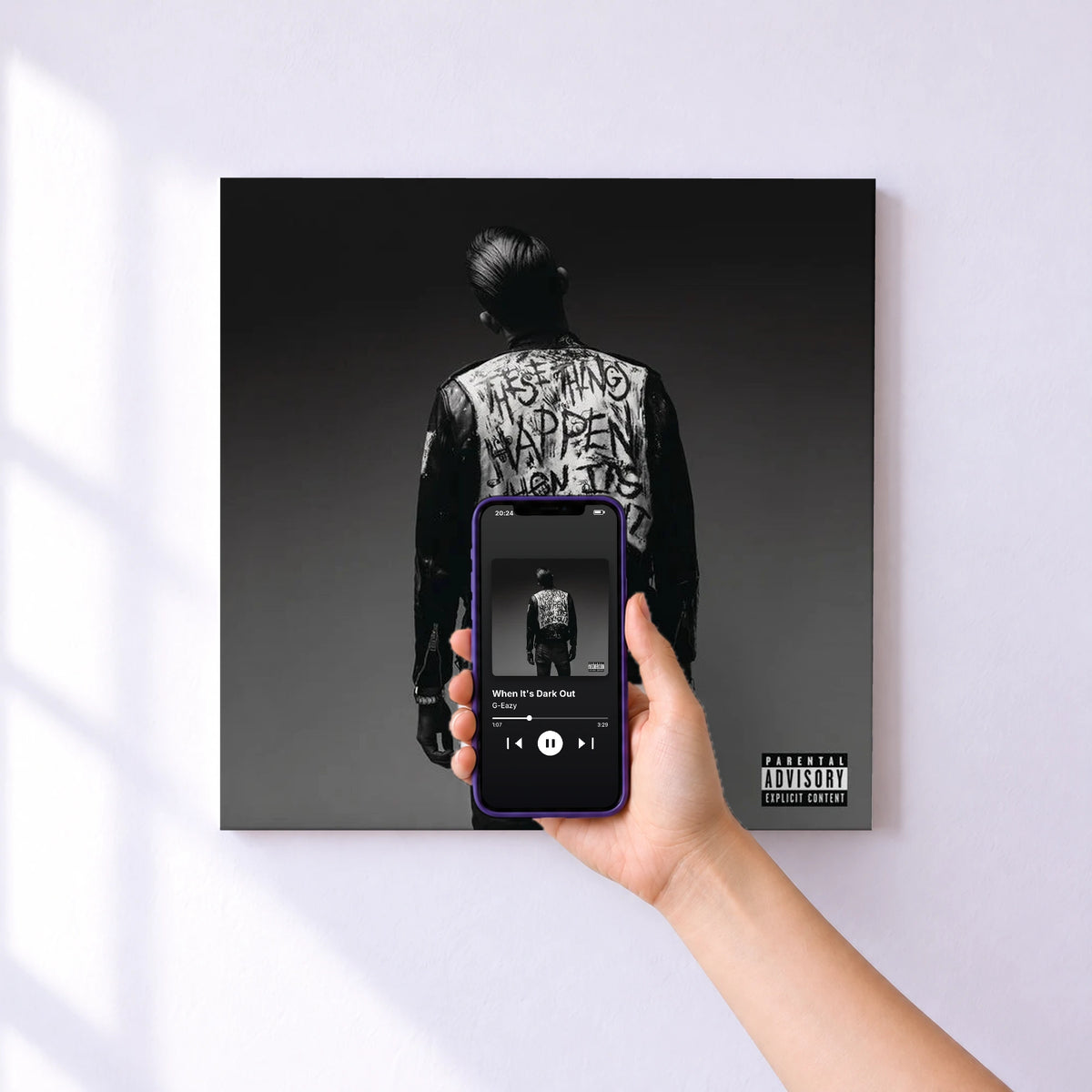 Affiche connectée When It's Dark Out de G-Eazy au mur : l'album se lance en approchant le téléphone