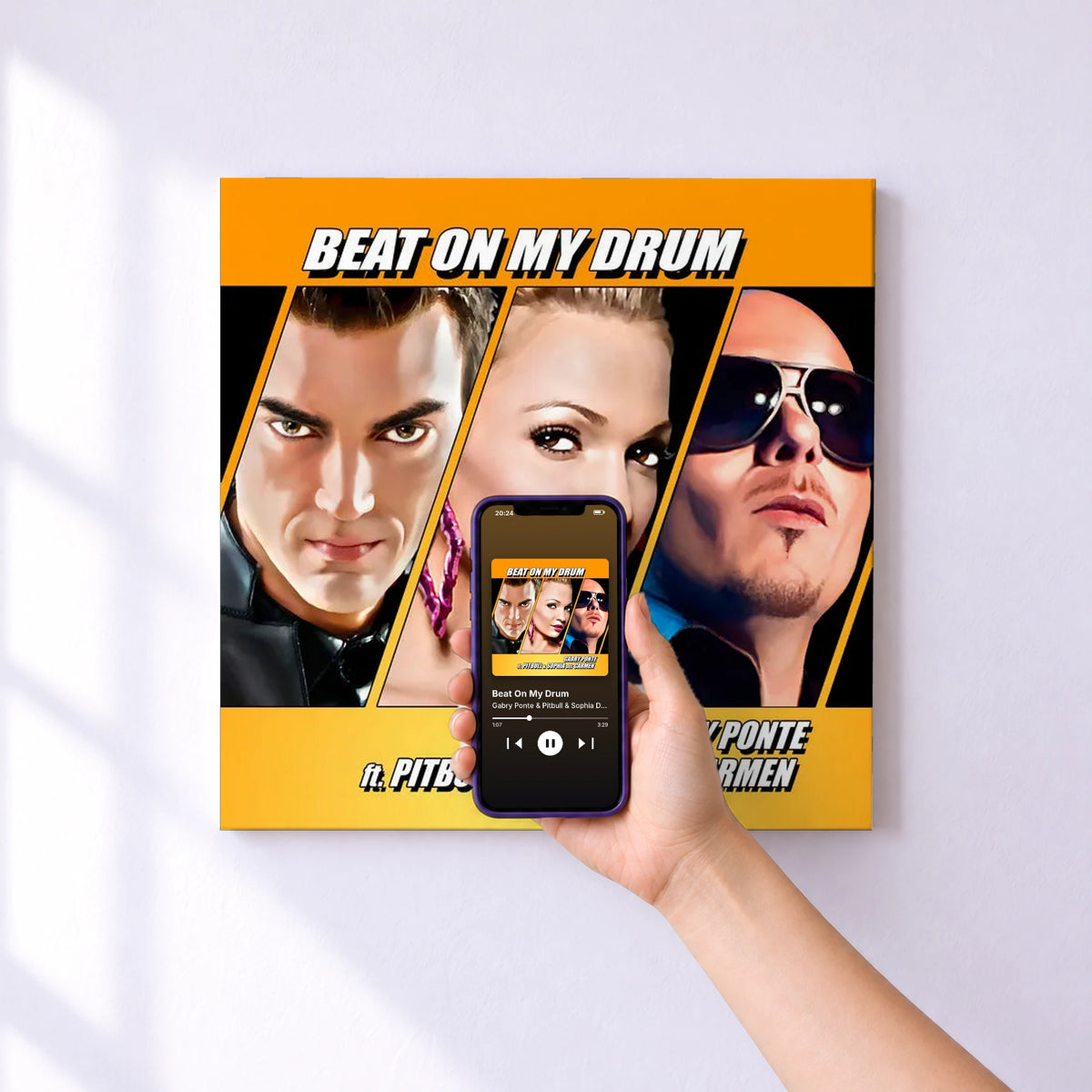 Affiche connectée Beat On My Drum de Gabry Ponte & Pitbull & Sophia Del Carmen au mur : l'album se lance en approchant le téléphone