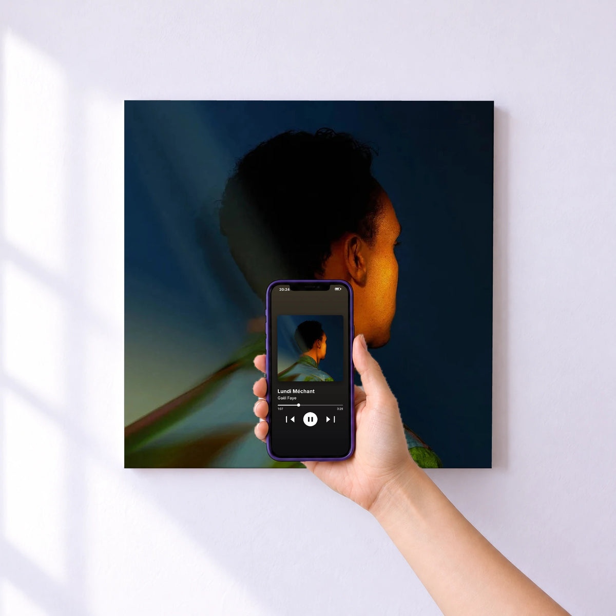 Affiche connectée Lundi Méchant de Gaël Faye au mur : l'album se lance en approchant le téléphone